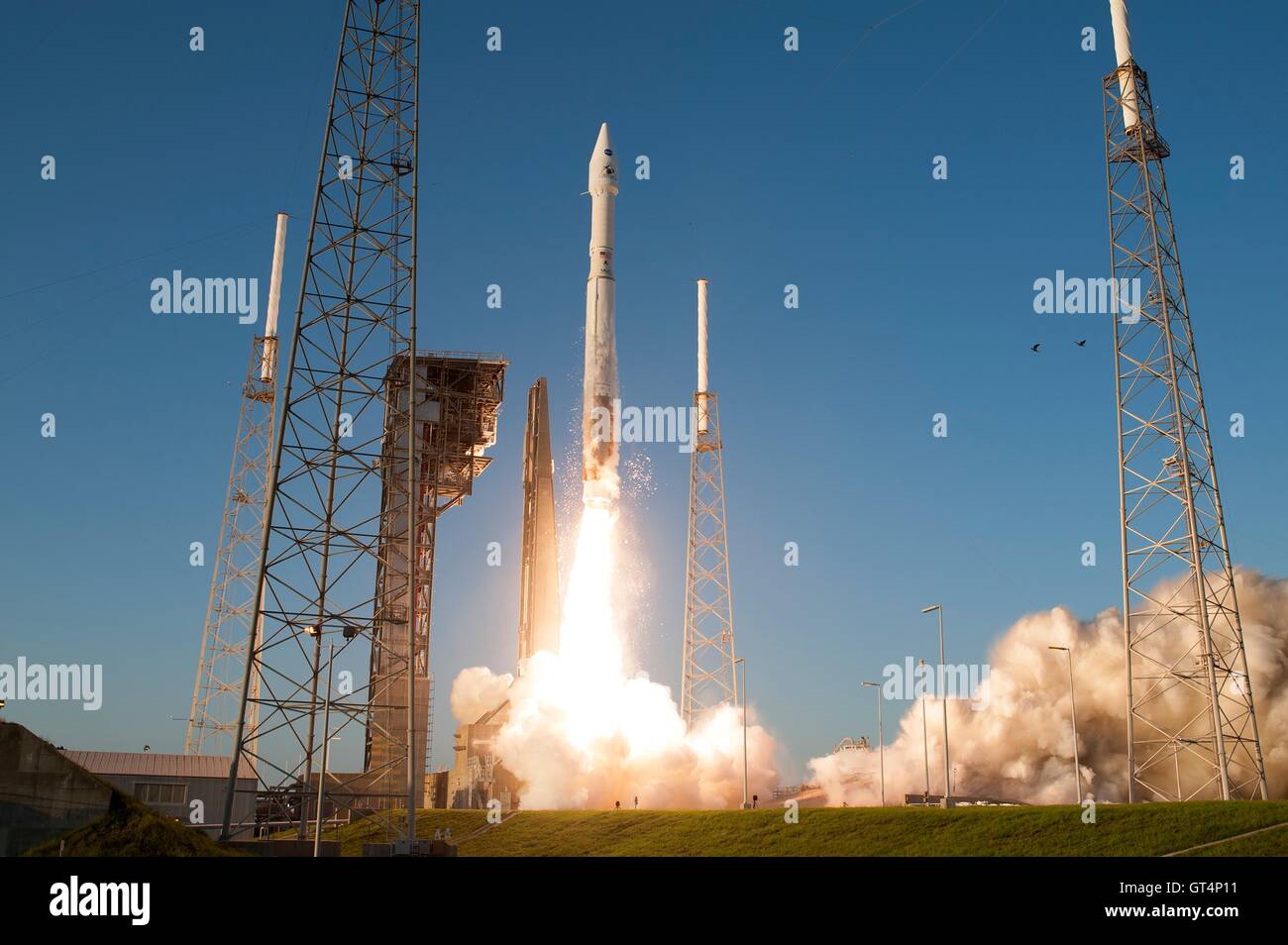 Cape Canaveral, Florida, USA. 8. September 2016. Eine United Launch Alliance Atlas V-Rakete mit dem NASA OSIRIS-REx-Raumschiff hebt ab vom Space Launch Complex 41 8. September 2016 am Cape Canaveral Air Force Station, Florida. Die OSIRIS-REx werden die erste US-Mission zu probieren ein Asteroid, mindestens zwei Unzen von Oberflächenmaterial abzurufen und auf die Erde zurückkehren, für das Studium. Bildnachweis: Planetpix/Alamy Live-Nachrichten Stockfoto
