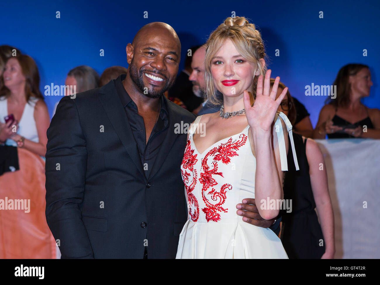 Toronto, Kanada. 8. Sep, 2016. Regisseur Antoine Fuqua (L) und Schauspielerin Haley Bennett posieren für Fotos, bevor die "The Magnificent Seven" während der 41. Toronto International Film Festival (TIFF) in Toronto, Kanada, 8. September 2016 premiere. © Zou Zheng/Xinhua/Alamy Live-Nachrichten Stockfoto