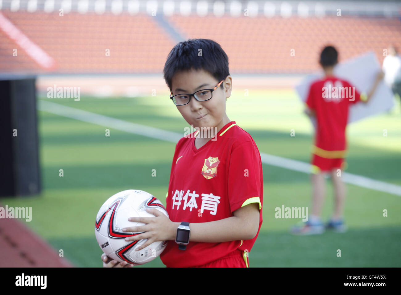 Heihe Heihe, China. 9. September 2016. Heihe, CHINA-? 27. August 2016:? (REDAKTION? VERWENDEN SIE? NUR.? CHINA? RAUS) ein Balljunge beim Chinesisch-russischen Fußballspiel. Eine chinesisch-russische Fußballspiel findet in Heihe, Nordosten ChinaÂ¡Â¯s Heilongjang Provinz. Dutzende von chinesischen Balljungen übernehmen die Verantwortung für die Abholung Fußball während des Spiels. © SIPA Asien/ZUMA Draht/Alamy Live-Nachrichten Stockfoto