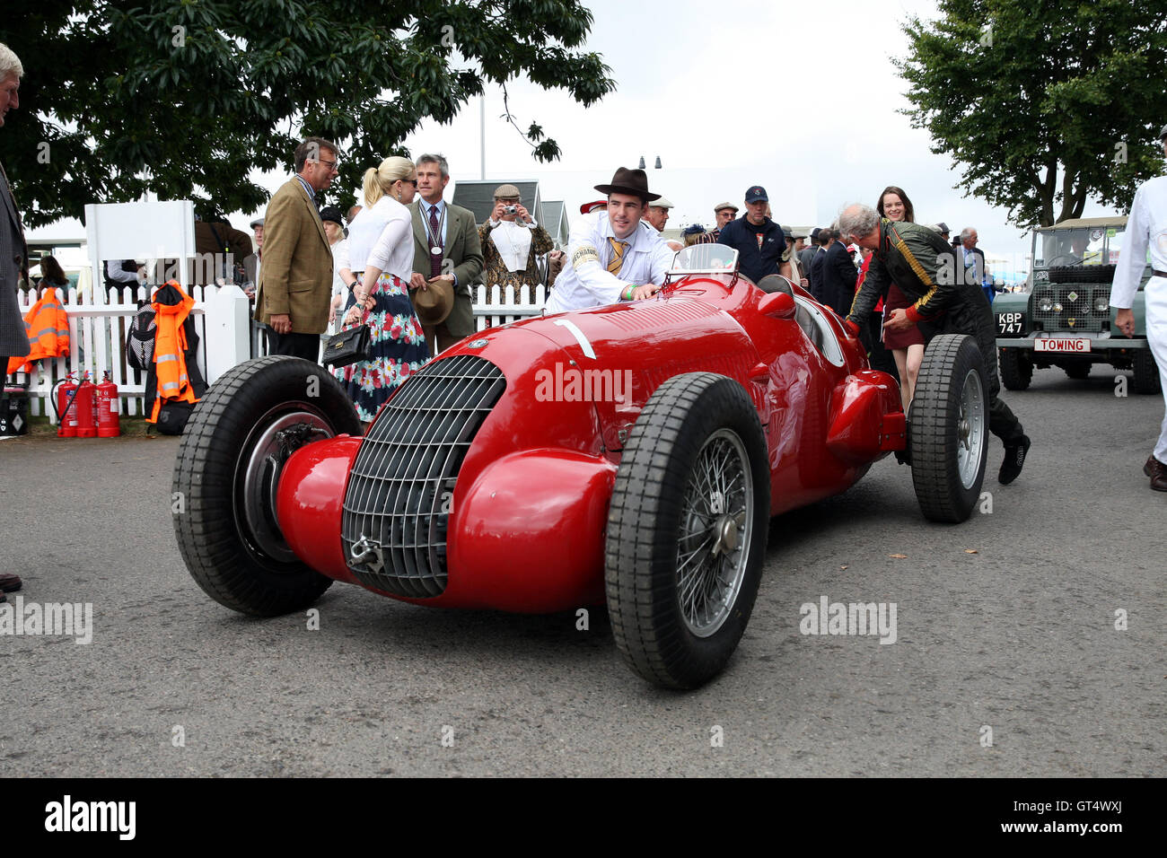 Goodwood, Chichester, UK. 9. September 2016. Beim Goodwood Revival 2016.  Oldtimer Rennwagen-Rennstrecke Wartebereich bereit für Freitag Training eingeschoben, 09.09.16, Goodwood, UK Credit: Malcolm Greig/Alamy Live News Stockfoto