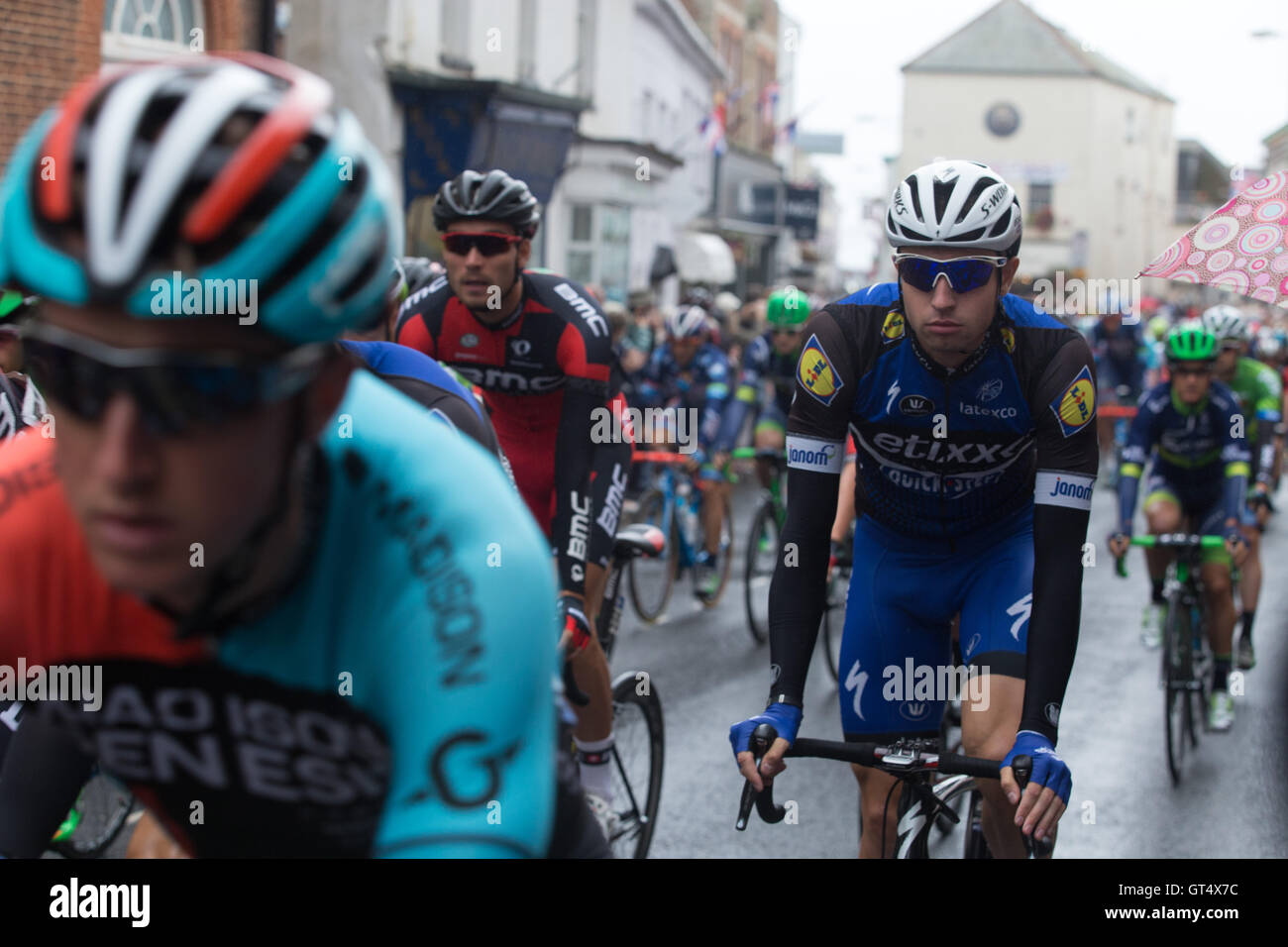 Sidmouth, Devon, 9. Sept. 16 A regnerischen Start zur 6. Etappe der Tour of Britain Radrennen, Fahrer durch die Straßen von Sidmouth. Heutige Etappe führt in 150 km langen zermürbenden DEvon-Landschaft, die ihren Höhepunkt in der sechs Kilometer Aufstieg zum Haytor, im Dartmoor National Park.  Bildnachweis: Tony Charnock/Alamy Live-Nachrichten Stockfoto