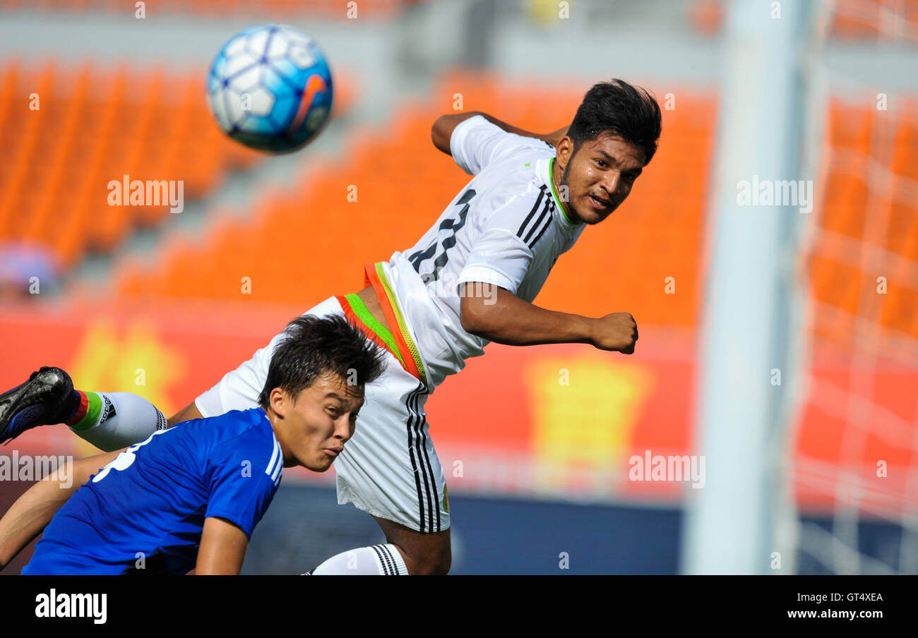 Qujing, chinesischen Provinz Yunnan. 9. September 2016. Eduardo Aguirre (R) U20 von Mexiko Team leitet den Ball während des Spiels gegen Kasachstan U19-Team in "Chang'an Ford Cup" CFA International Jugend Fußball Turnier Qujing 2016 in Qujing, Südwesten der chinesischen Provinz Yunnan, 9. September 2016 erzielt. Mexiko 6: 0 gewonnen. © Zhou Lei/Xinhua/Alamy Live-Nachrichten Stockfoto