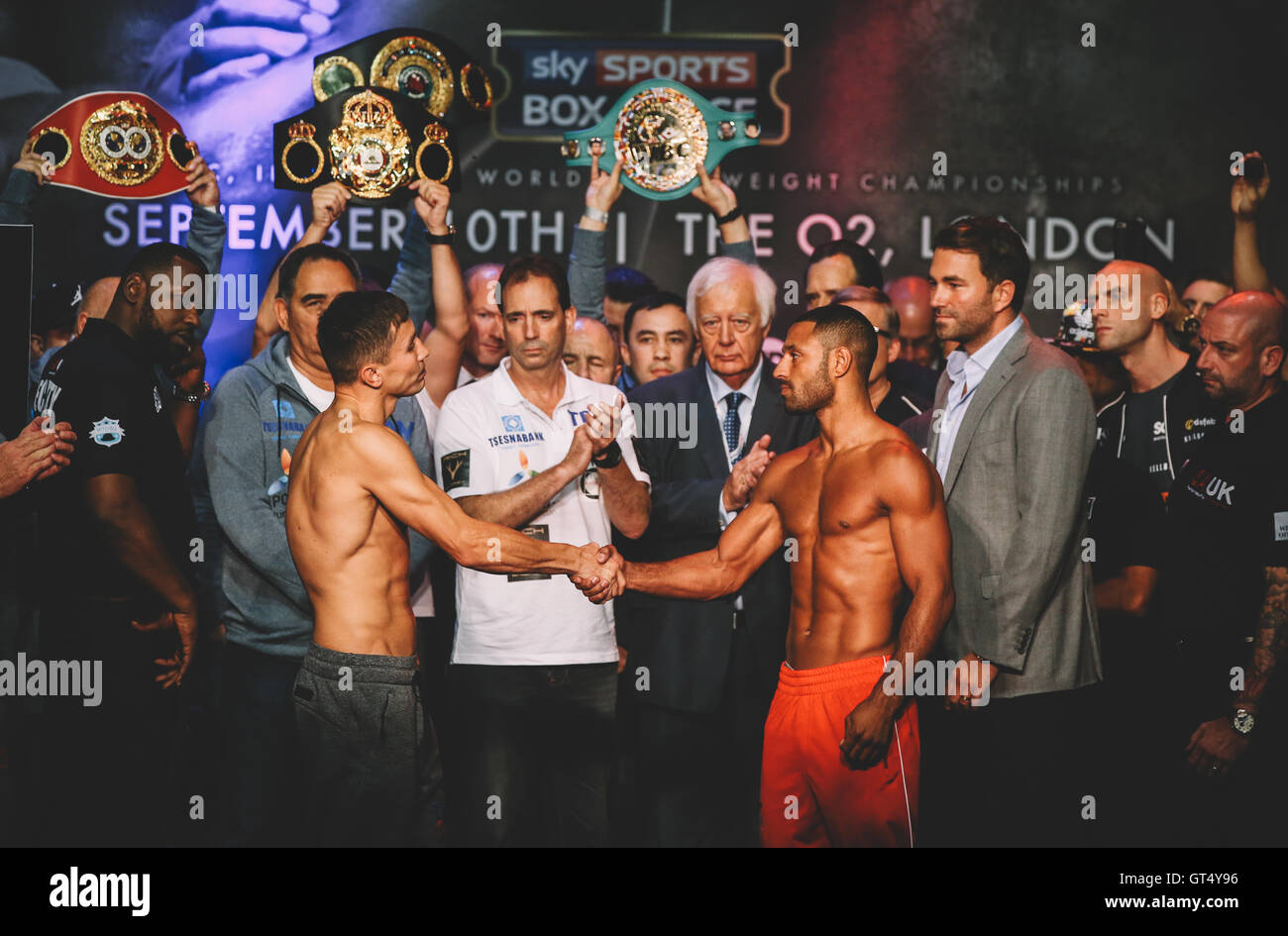 London, UK. 9. September 2016. Kell Brook und Gennady Golovkin während der Matchroom wiegen in The O2 Arena, London, 9. September 2016 Credit: Scott Heavey/Alamy Live News Stockfoto