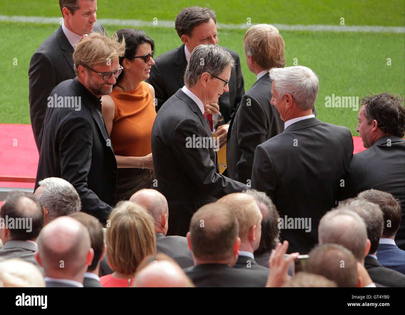 Anfield Road, Liverpool, UK. 09. Sep, 2016. Offizielle Eröffnung des Anfield der Haupttribüne. Liverpools Trainer Jürgen Klopp kommt in Begleitung von Club-Besitzer John W Henry II, Frau Linda Pizzuti, Tom Werner und ehemalige Spieler Kenny Dalglish, Ian Rush und Robbie Fowler. Bildnachweis: Aktion Plus Sport/Alamy Live-Nachrichten Stockfoto