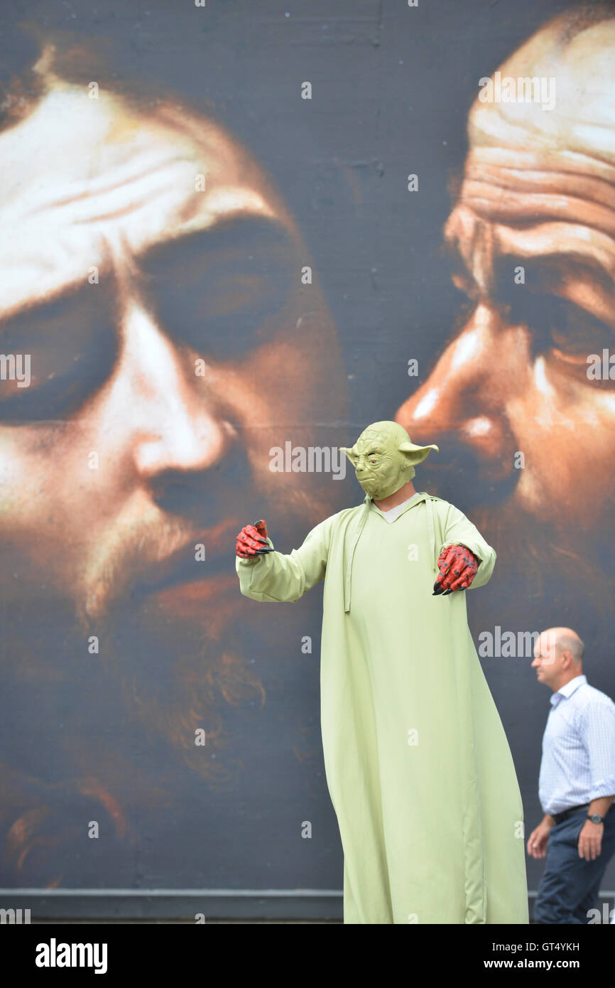 Trafalgar Square, London, UK. 9. September 2016. Riesige Plakatwand für die kommende Ausstellung "Beyond Caravaggio" Stockfoto