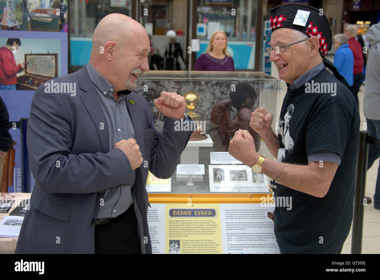 Glasgow, Scotland, UK 9. September 2016. Benny Lynch aus der Gorbals Scotland die erste jemals Welt Boxen Champions Trophy zurück zum Hauptbahnhof heute zum ersten Mal seit 1935 wenn 100.000 wo Menschen dort zu ihm nach Hause jubeln. Erinnerung an Benny Lynch, will eine Statue an der Station schaffen wo sie zum Hosten einer Eintages-Ausstellung der Welt und europäischen Trophäen er im Jahr 1937 kehren sammelte, gehalten auf der 81. Jubiläum seines Sieges Credit: Gerard Fähre/Alamy Live News Stockfoto