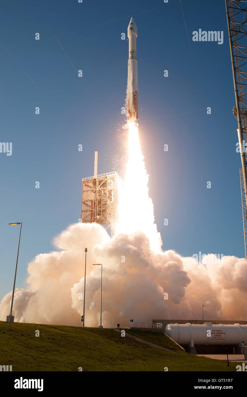 Eine United Launch Alliance Atlas V-Rakete mit dem NASA OSIRIS-REx-Raumschiff hebt ab vom Space Launch Complex 41 8. September 2016 am Cape Canaveral Air Force Station, Florida. Die OSIRIS-REx werden die erste US-Mission zu probieren ein Asteroid, mindestens zwei Unzen von Oberflächenmaterial abzurufen und auf die Erde zurückkehren, für das Studium. Stockfoto
