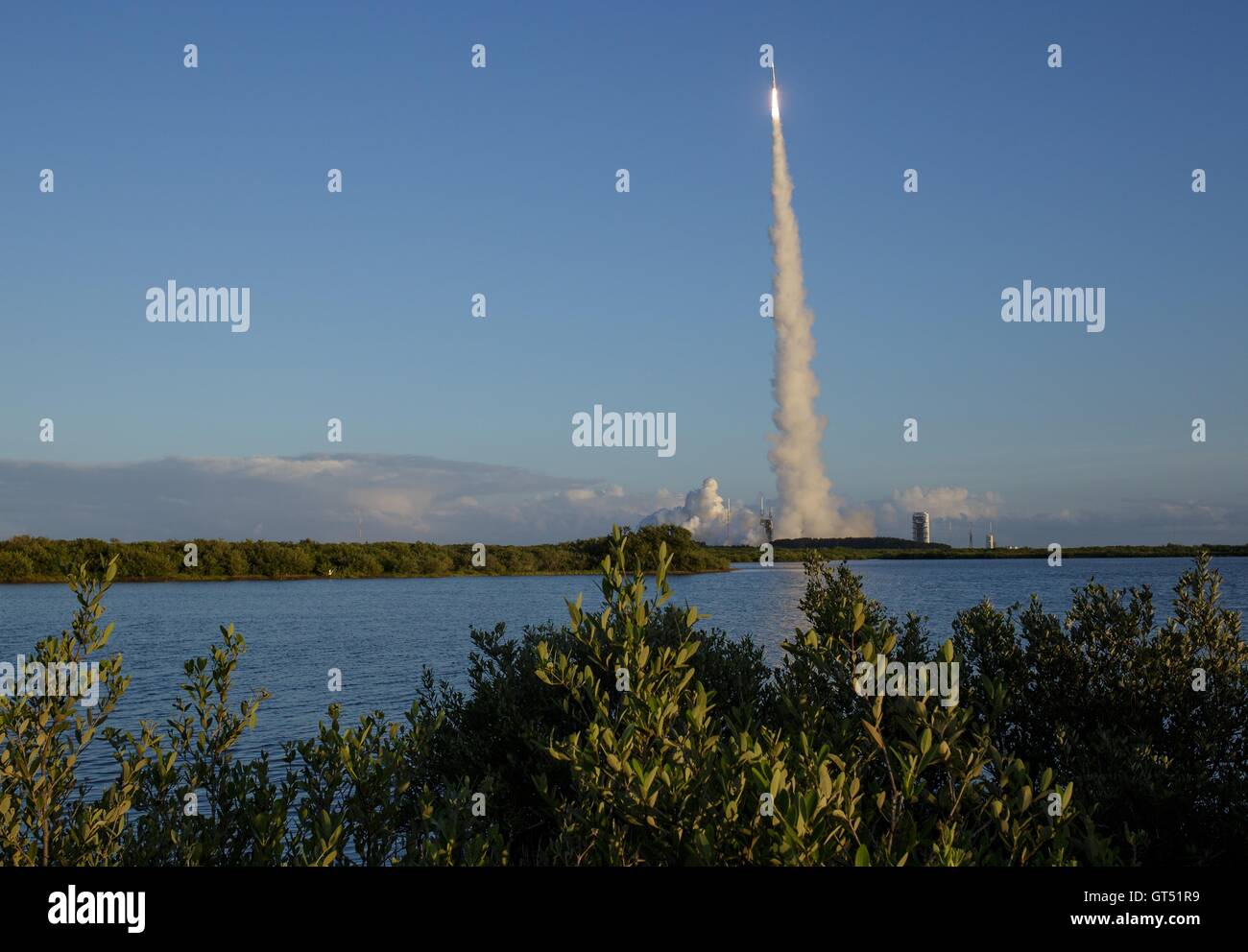 Eine United Launch Alliance Atlas V-Rakete mit dem NASA OSIRIS-REx-Raumschiff hebt ab vom Space Launch Complex 41 8. September 2016 am Cape Canaveral Air Force Station, Florida. Die OSIRIS-REx werden die erste US-Mission zu probieren ein Asteroid, mindestens zwei Unzen von Oberflächenmaterial abzurufen und auf die Erde zurückkehren, für das Studium. Stockfoto