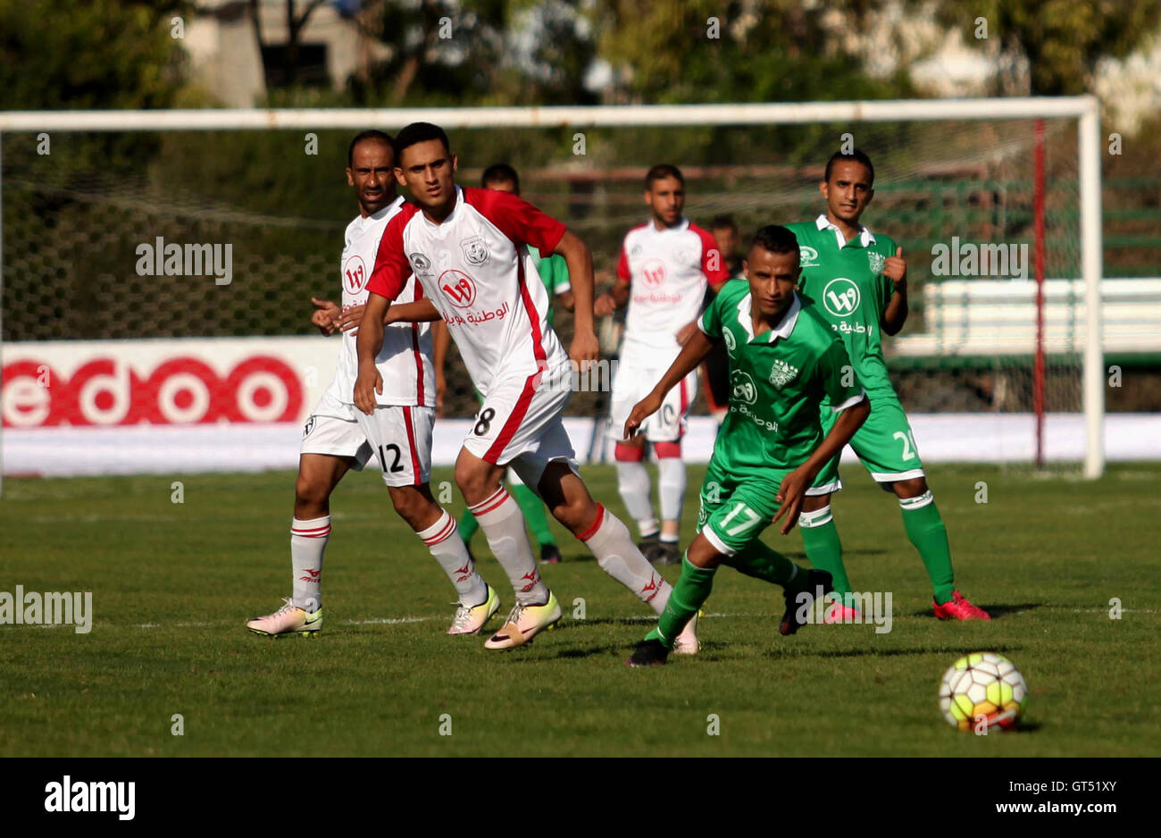 Gaza-Stadt, Gazastreifen, Palästinensische Gebiete. 9. September 2016. Palästinensischen Shabab Khan Younis und Khadamat Rafah Spieler konkurrieren beim Super Cup Fußballspiel im Yarmouk-Stadion in Gaza-Stadt am Sept. 09, 2016 Credit: Ashraf Amra/APA Bilder/ZUMA Draht/Alamy Live News Stockfoto