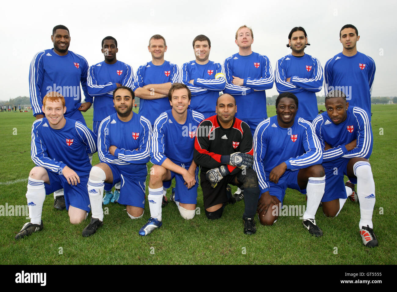 East London FC Spieler stellen für ein Mannschaftsfoto East London