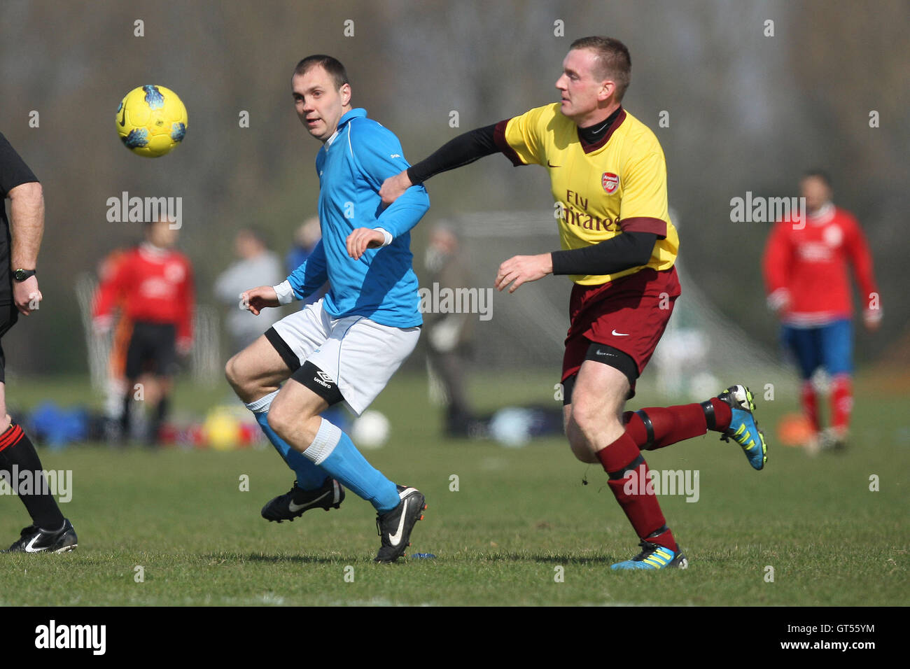 Kapelle Old Boys (gelb) Vs FC Status - Hackney & Leyton Sunday League Jack Morgan Cup Football im Süden Marsh, Hackney Sümpfe, London - 25.03.12 Stockfoto