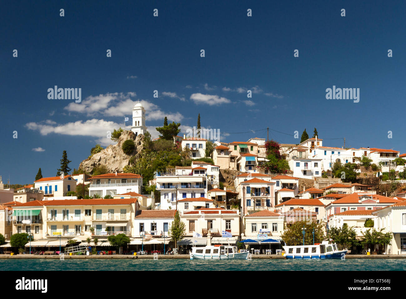 Blick auf Poros-Stadt, Insel Poros, von der Küste von Galatas, in der Region Peloponnes, in Griechenland gesehen. Stockfoto
