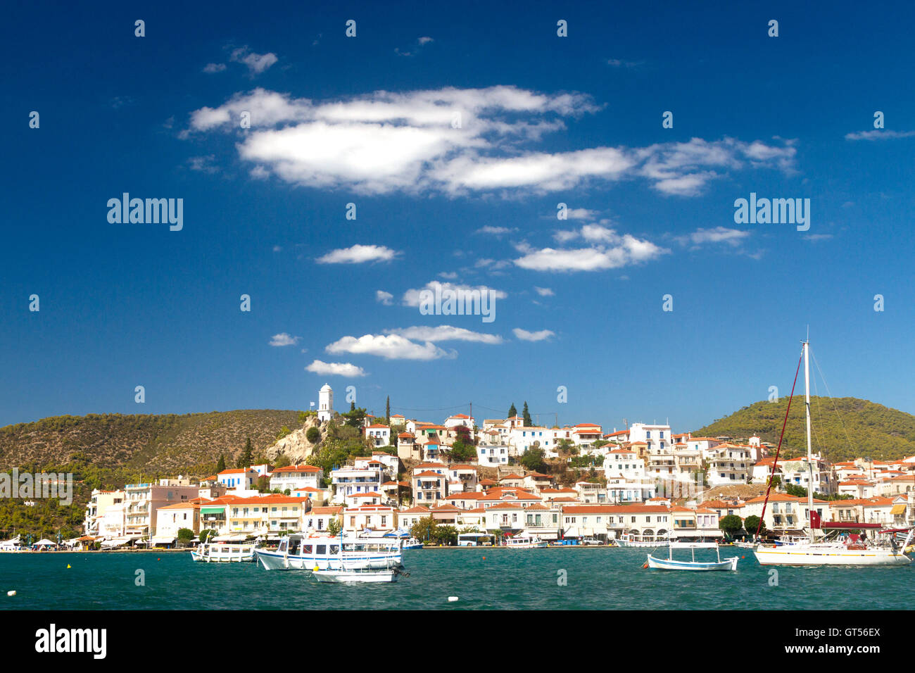 Blick auf Poros-Stadt, Insel Poros, von der Küste von Galatas, in der Region Peloponnes, in Griechenland gesehen. Stockfoto