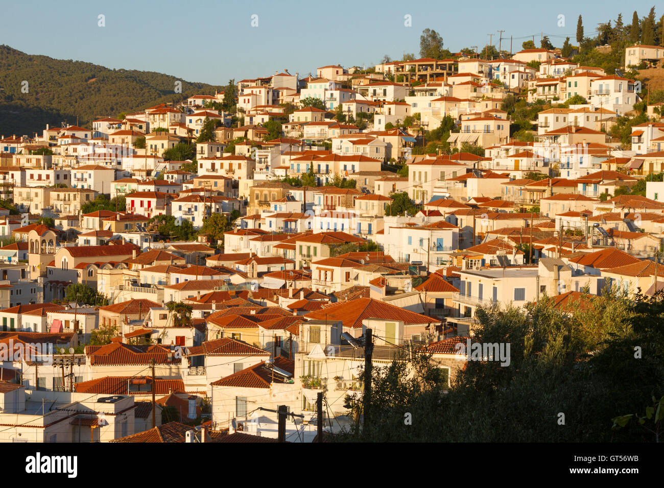Blick auf Poros-Stadt in Poros Insel, Ägäis, Saronischen Golf, Griechenland. Stockfoto