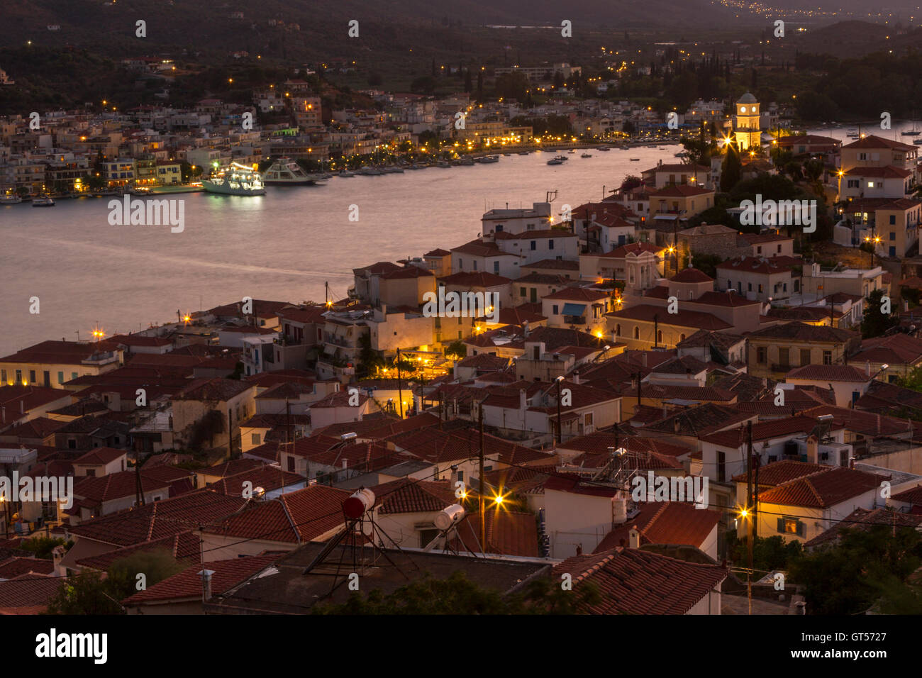 Die Stadt Poros bei Nacht, bei Poros Insel, Saronischen Golf, Piraeus Präfektur, Attika, Griechenland. Stockfoto