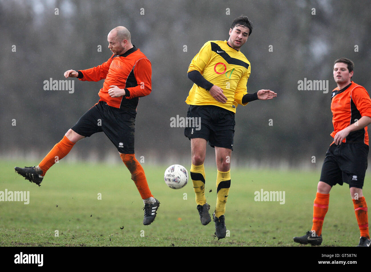 Clapton Rangers (gelb) Vs Wharfhampton - Hackney & Leyton Sonntag Fußball-Liga im Süden Marsh, Hackney Sümpfe, London - 03.04.12 Stockfoto