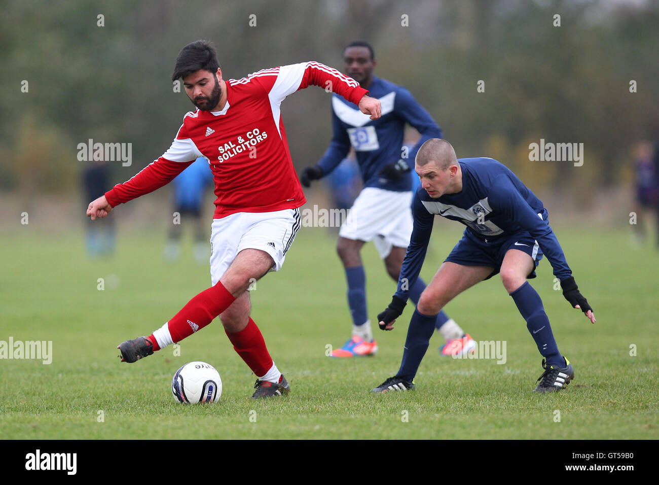 Dynamik (rot) Vs Highfield - Hackney & Leyton Sonntag Fußball-Liga im Süden Marsh, Hackney Sümpfe, London - 24.11.13 Stockfoto