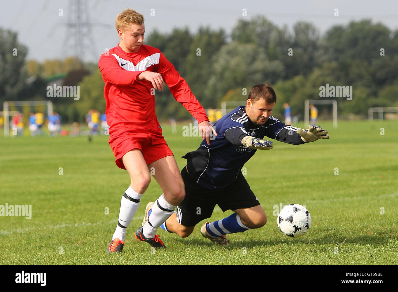 Dynamik (blau) Vs Shakespeare - Hackney & Leyton Sunday League Football im Süden Marsh, Hackney Sümpfe, London - 29.09.13 Stockfoto