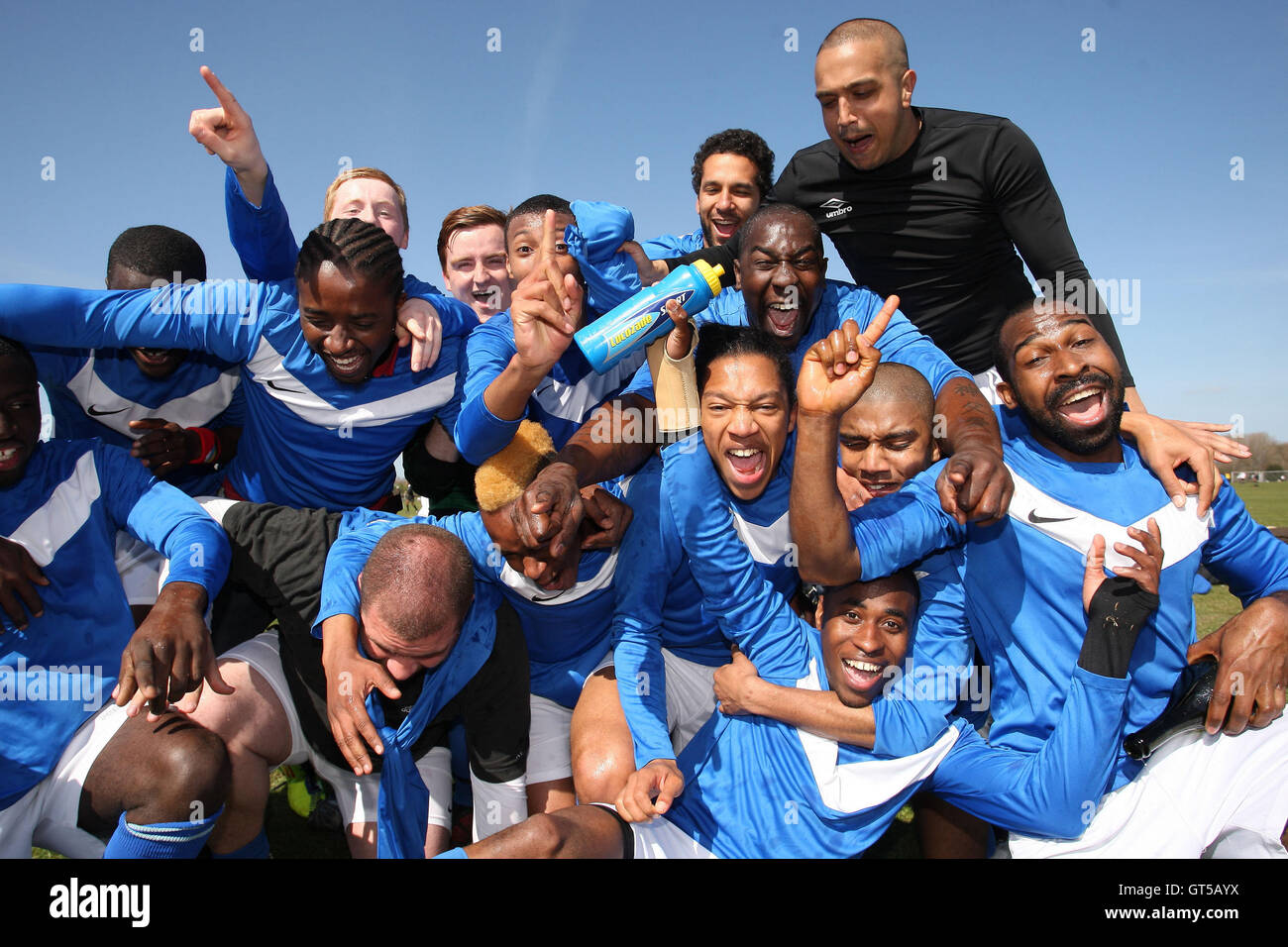 FC Bartlett feiern die Division One Titelgewinn - Hackney & Leyton Sunday League Football im Süden Marsh, Hackney Sümpfe, Stockfoto