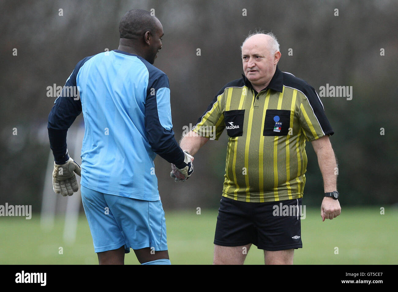 FC Metwin (schwarz/weiß Streifen) Vs Hackney Borough (blau/schwarz Streifen) - Hackney & Leyton Liga im Osten Marsh, Hackney Sümpfe Stockfoto