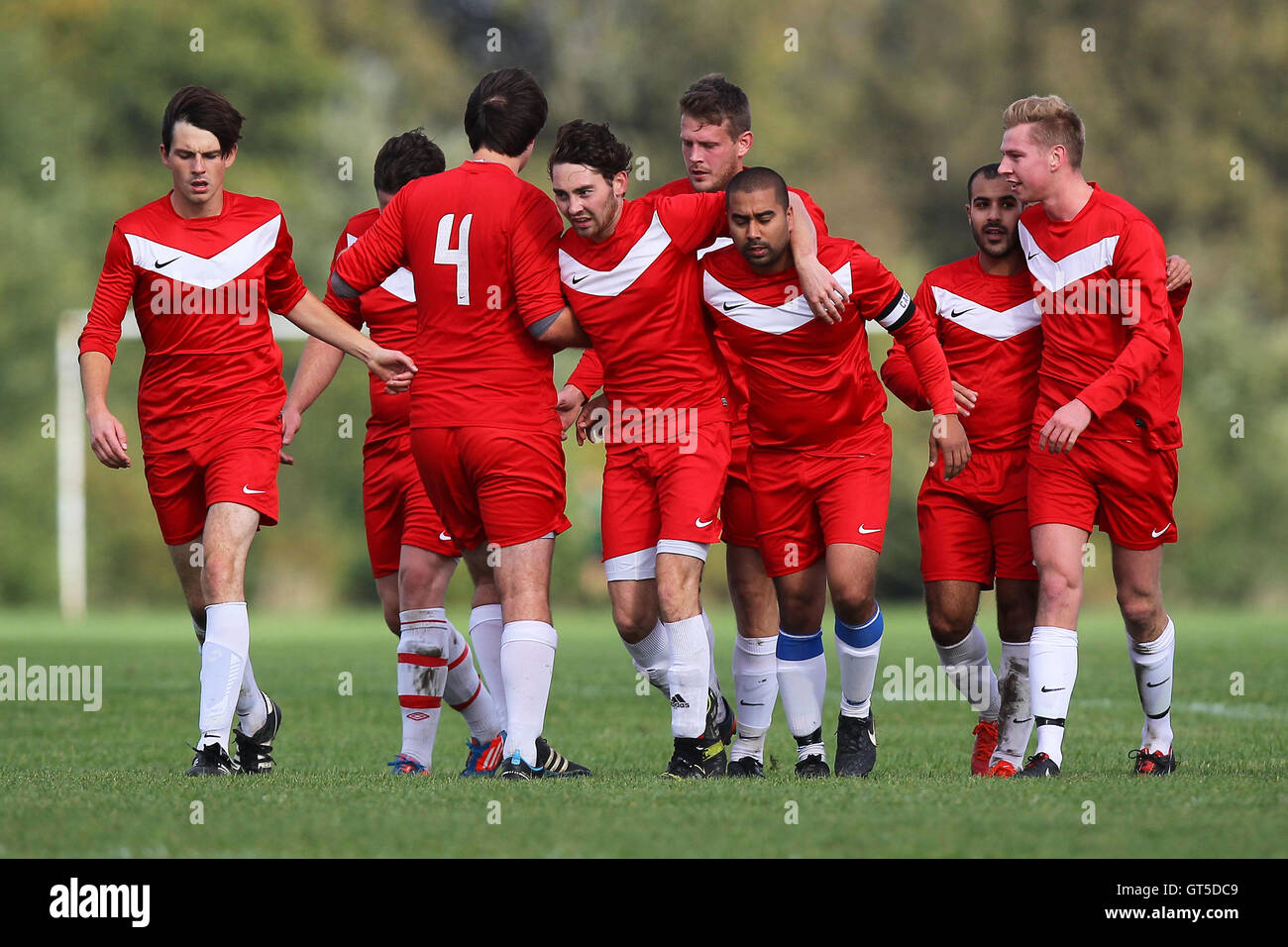 FC Polit (blau) gegen Shakespeare - Hackney & Leyton Sonntag Fußball-Liga im Süden Marsh, Hackney Sümpfe, London - 27.10.13 Stockfoto