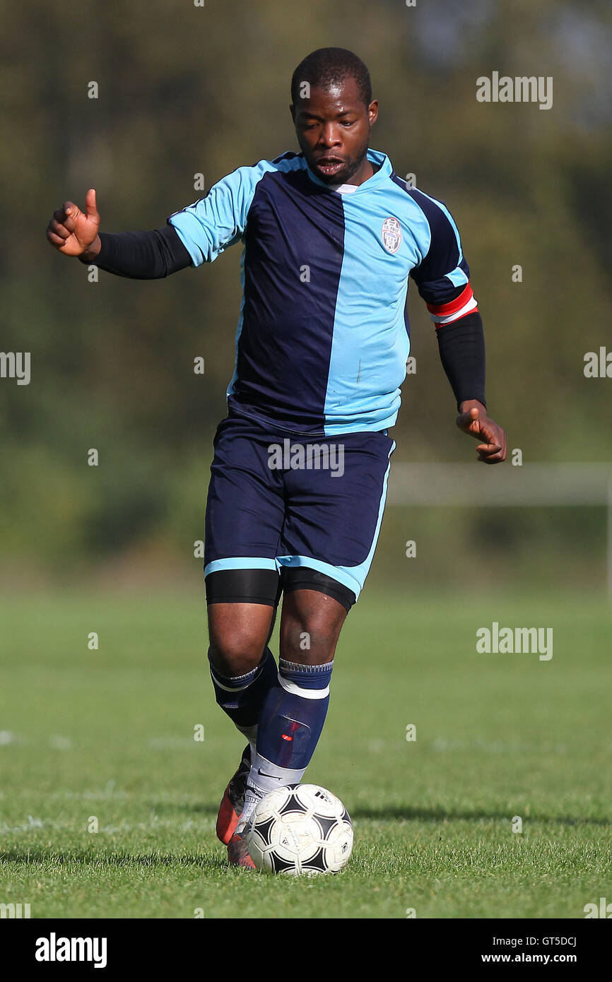 FC Polit (blau) gegen Shakespeare - Hackney & Leyton Sonntag Fußball-Liga im Süden Marsh, Hackney Sümpfe, London - 27.10.13 Stockfoto