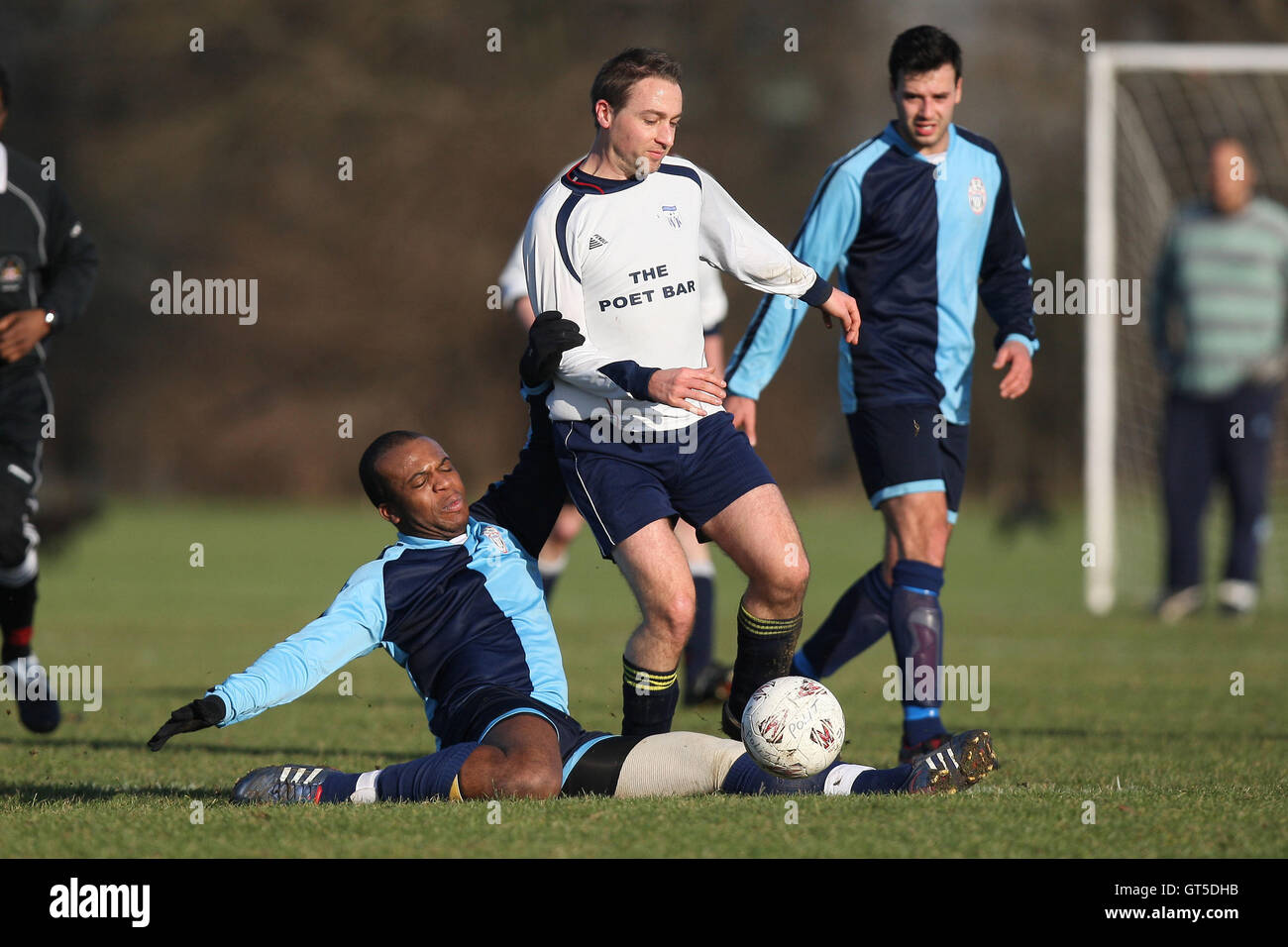 FC Polit (blau) gegen Wounded Knee - Hackney & Leyton Sonntag Fußball-Liga im Süden Marsh, Hackney Sümpfe, London - 15.01.12 Stockfoto