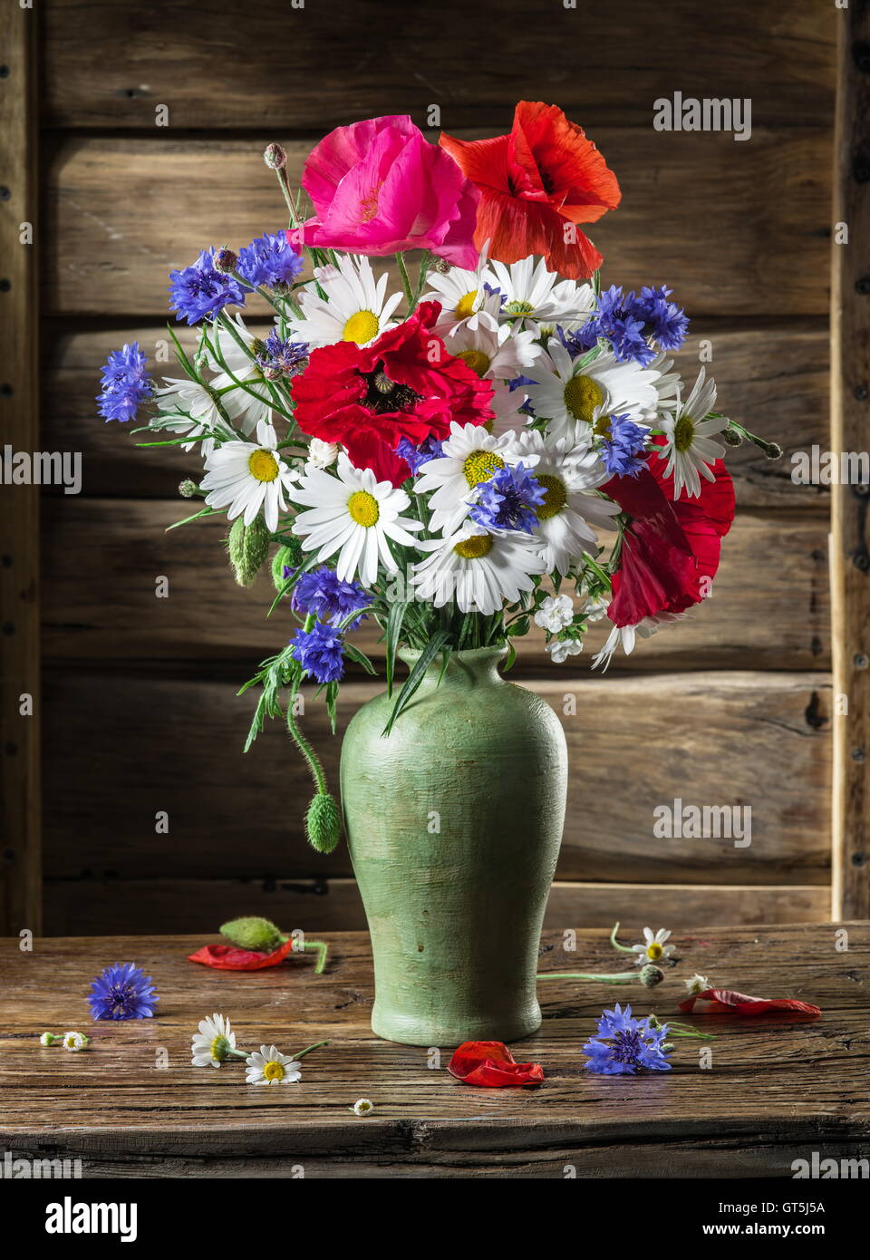 Blumenstrauß in der Vase auf dem Holztisch Feld. Stockfoto