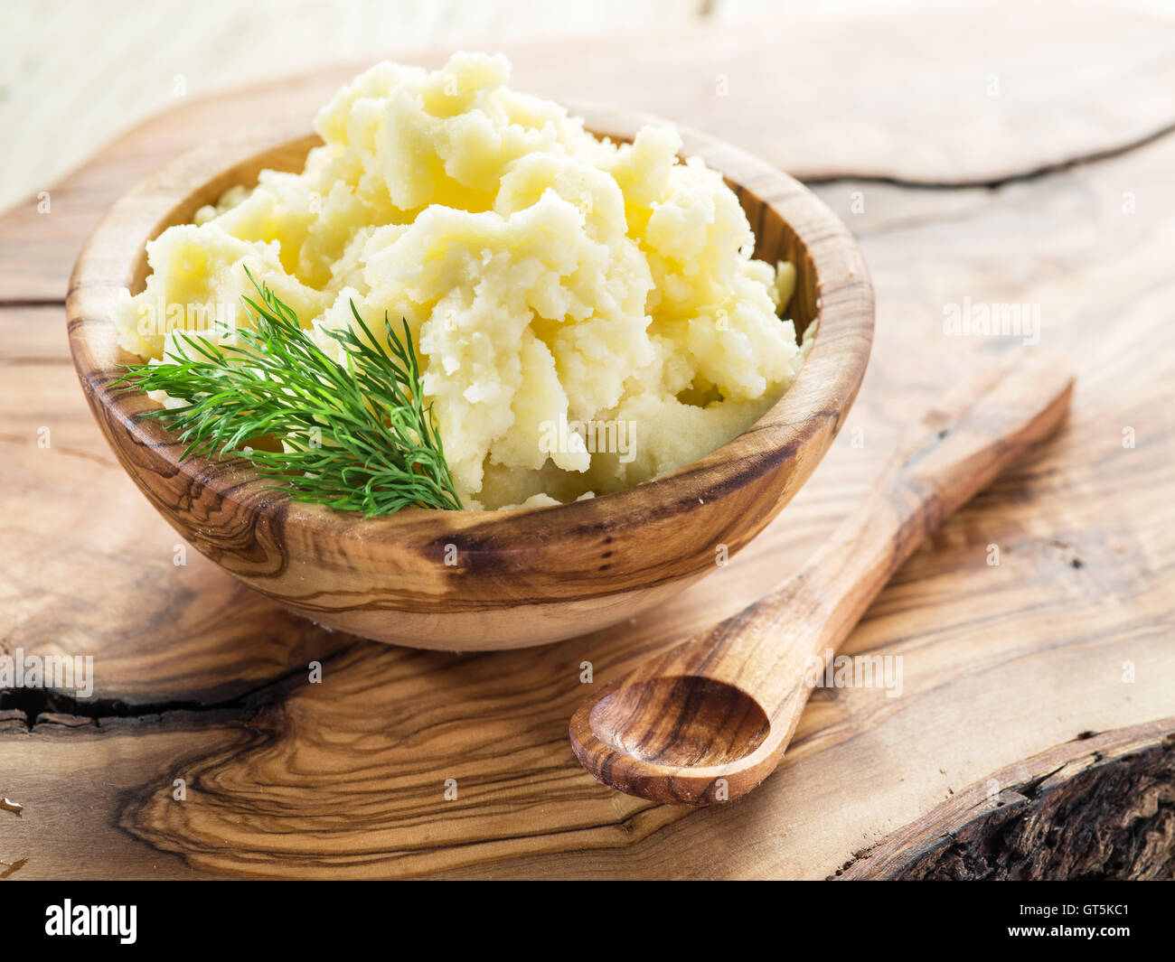 Kartoffelpüree in die hölzerne Schüssel auf das Tablett. Stockfoto