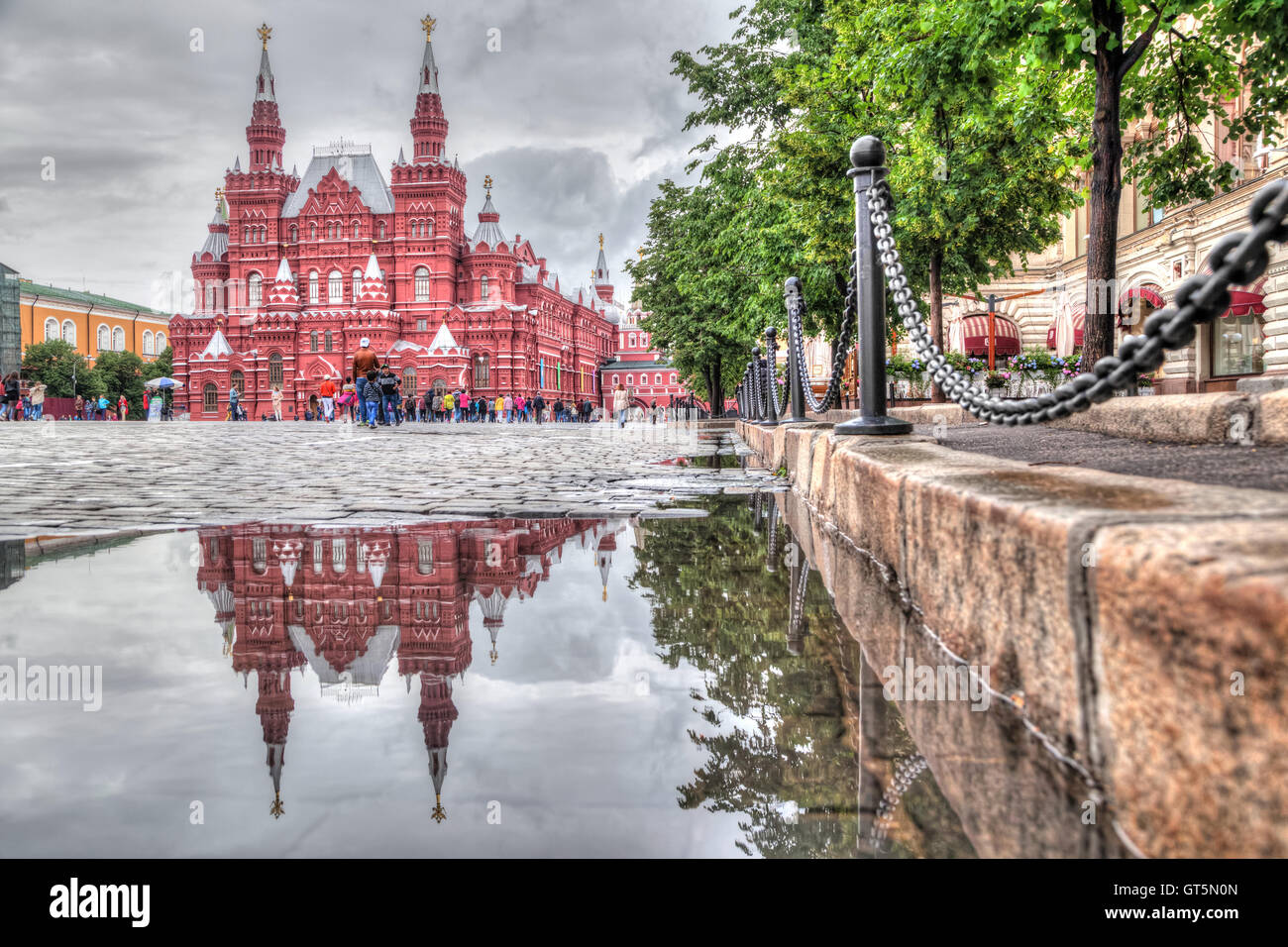 Gebäude des historischen Museums reflektiert in Pfütze auf dem Roten Platz, Moskau, Russland Stockfoto