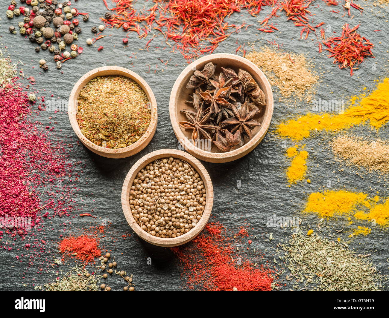 Auswahl an bunten Gewürzen auf den Graphit-Hintergrund. Stockfoto