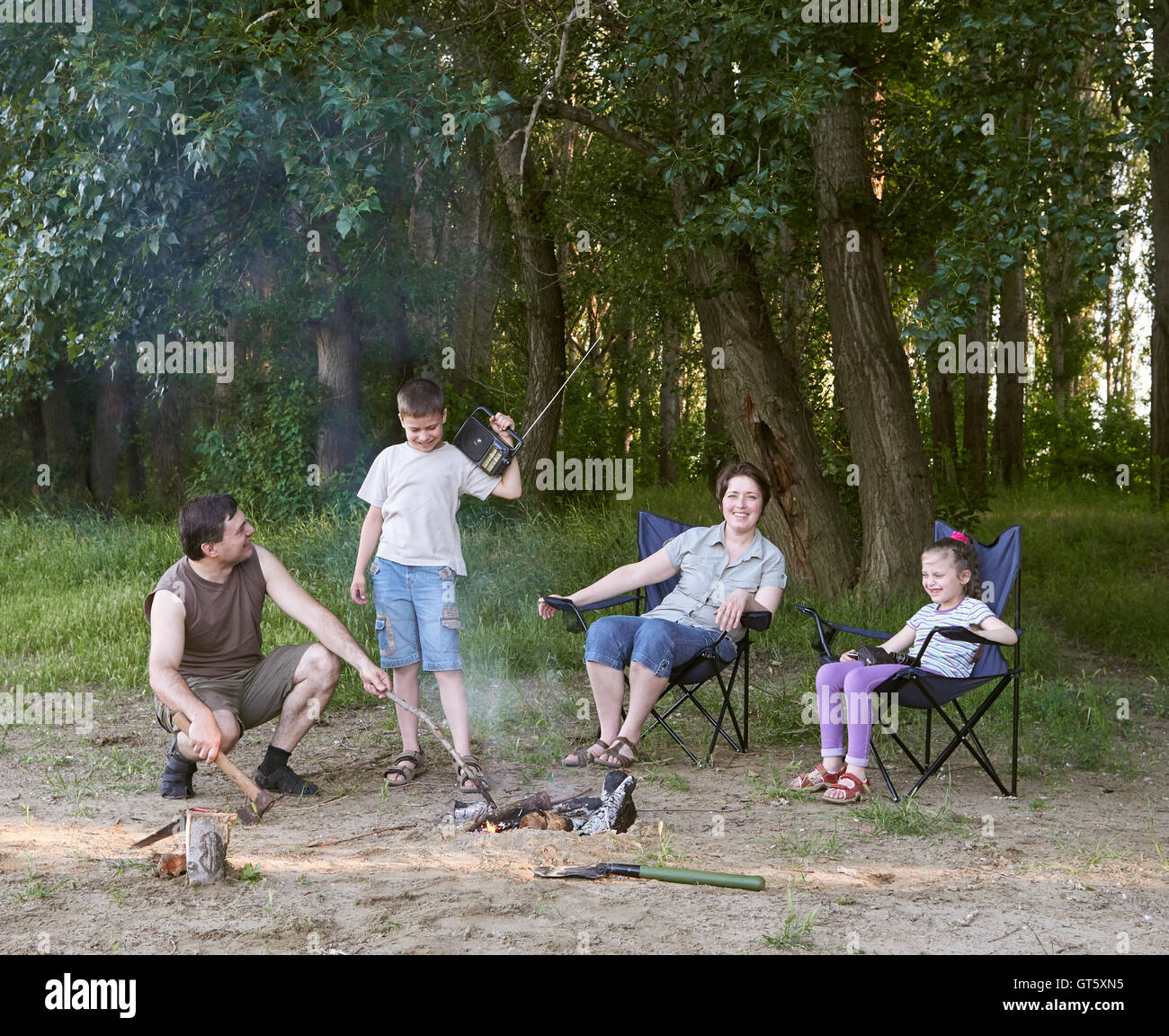 Menschen im Wald camping, Familie aktiv in der Natur, kindle Feuer, Sommersaison Stockfoto