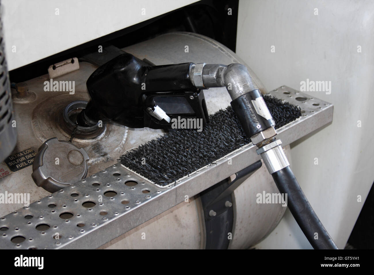 Nahaufnahme eines LKW Kraftstoff-Düse und Behälter Stockfoto