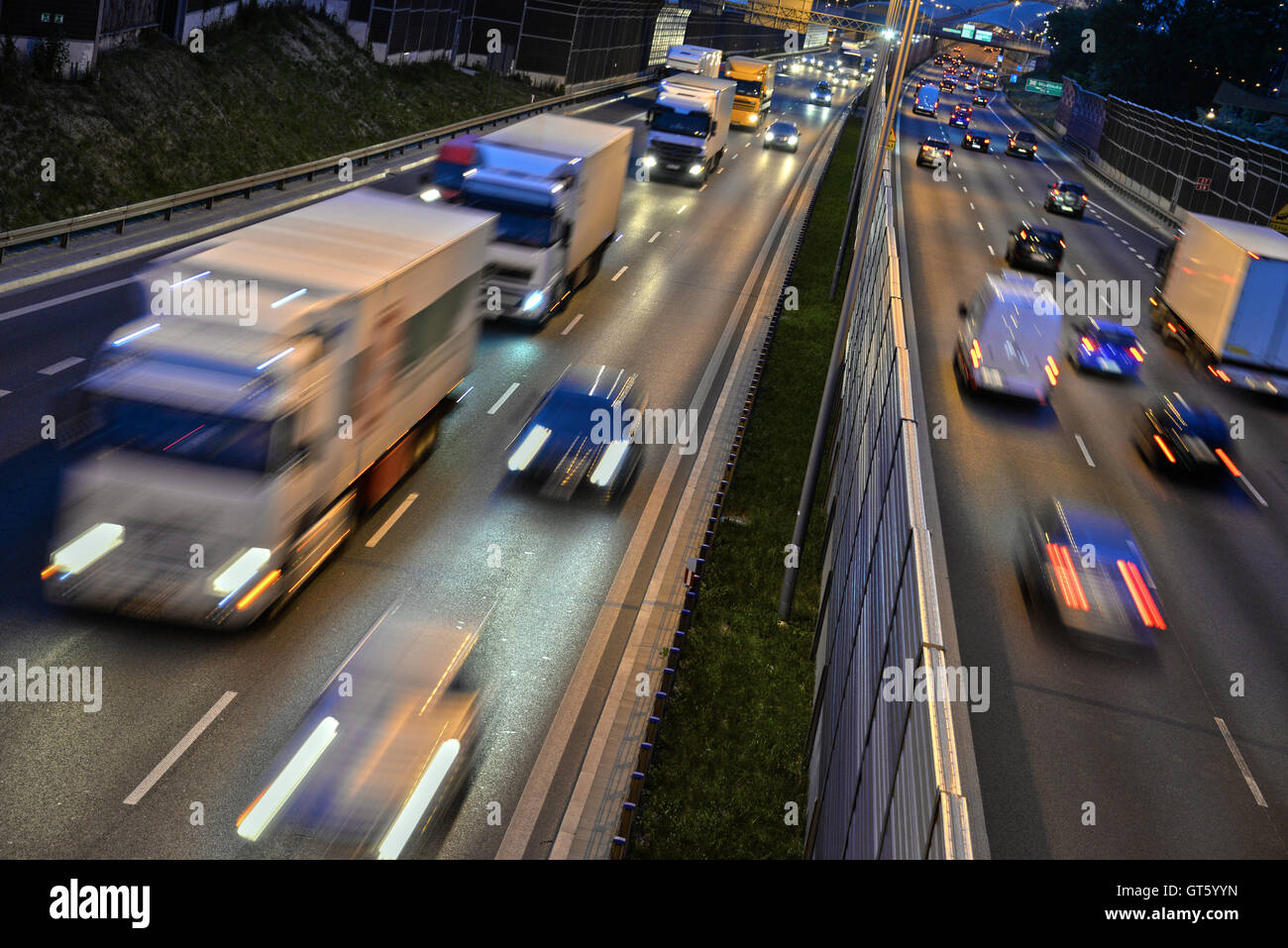 Sechs Kontrolliertzugang Schnellstraße in Polen bei Nacht. Stockfoto