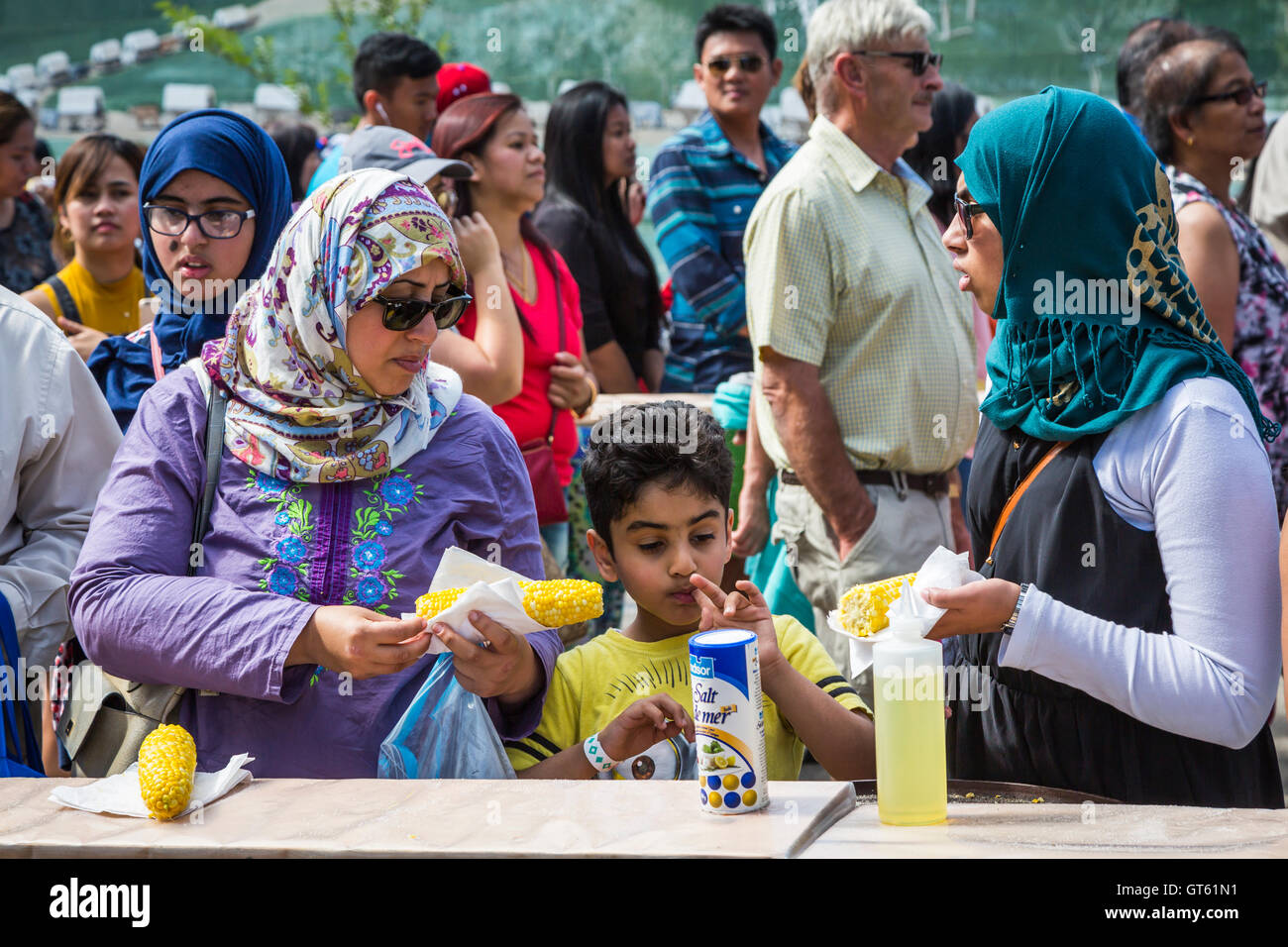 Öffentlichkeit in muslimischen Kleid bei Mais und Apfelfest, Morden, Manitoba, Kanada. Stockfoto