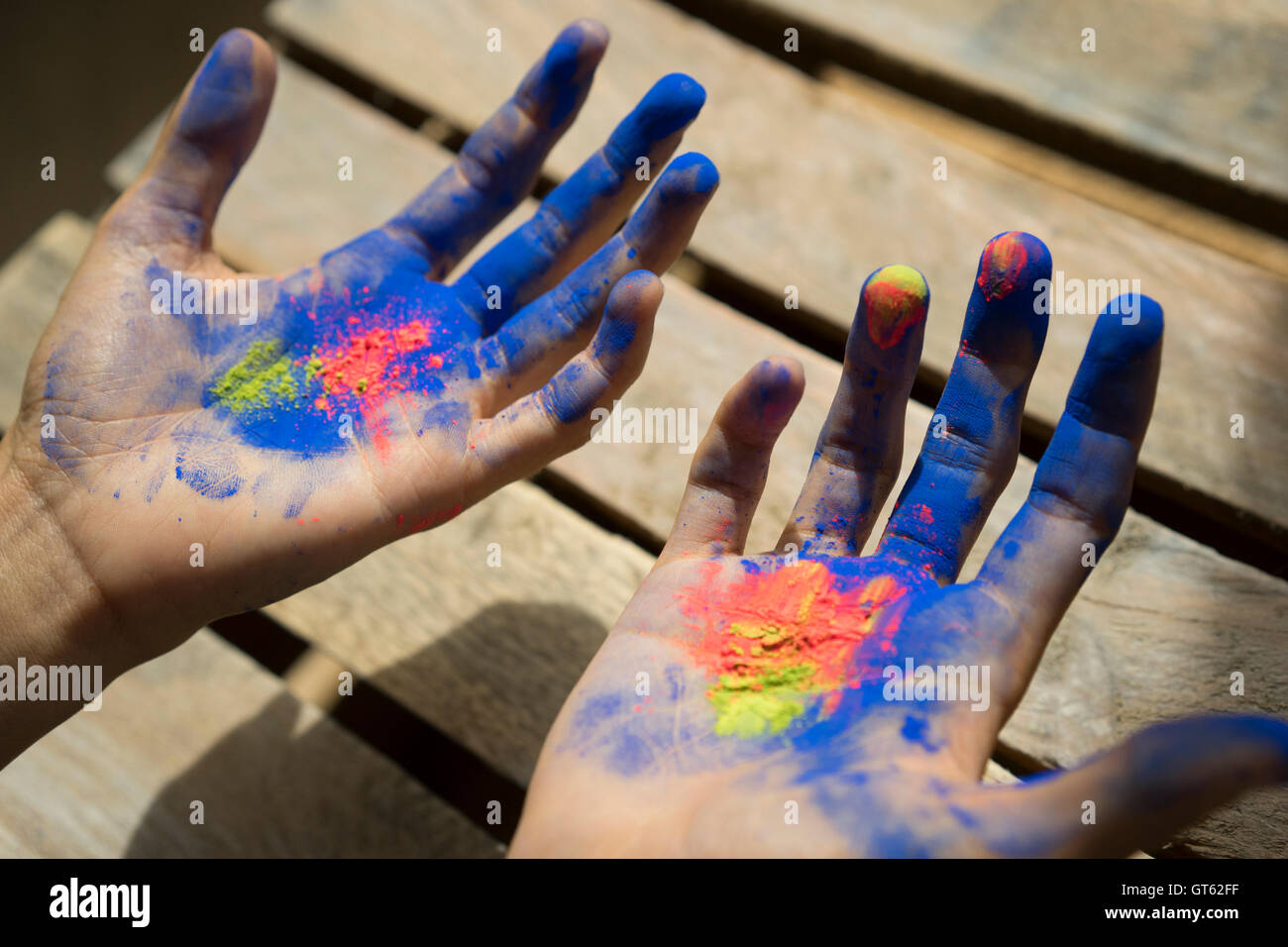 weibliche Hände Farbpulver Stockfoto