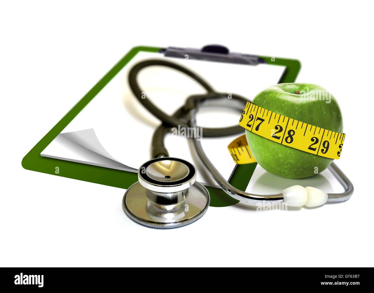Stethoskop mit Apfel und Messung Stockfoto