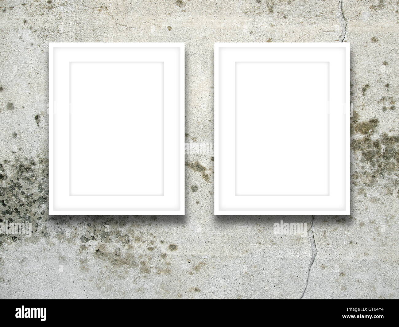 Nahaufnahme von zwei leere Bilderrahmen auf graue Betonwand Hintergrund geknackt Stockfoto