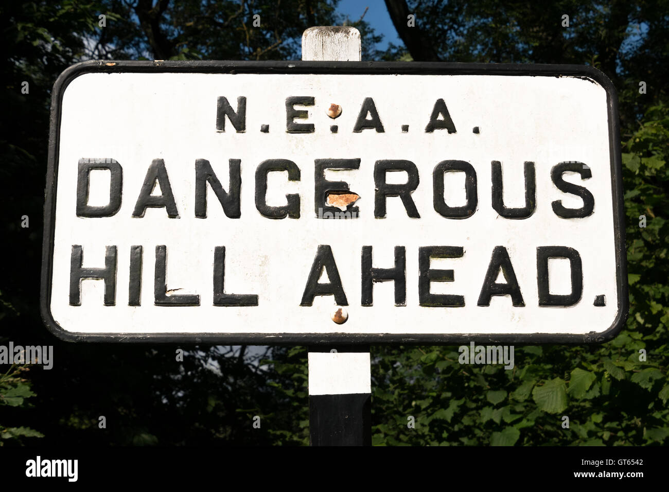 Gefährliche Hügel vor Schild am Beamish museum Stockfoto