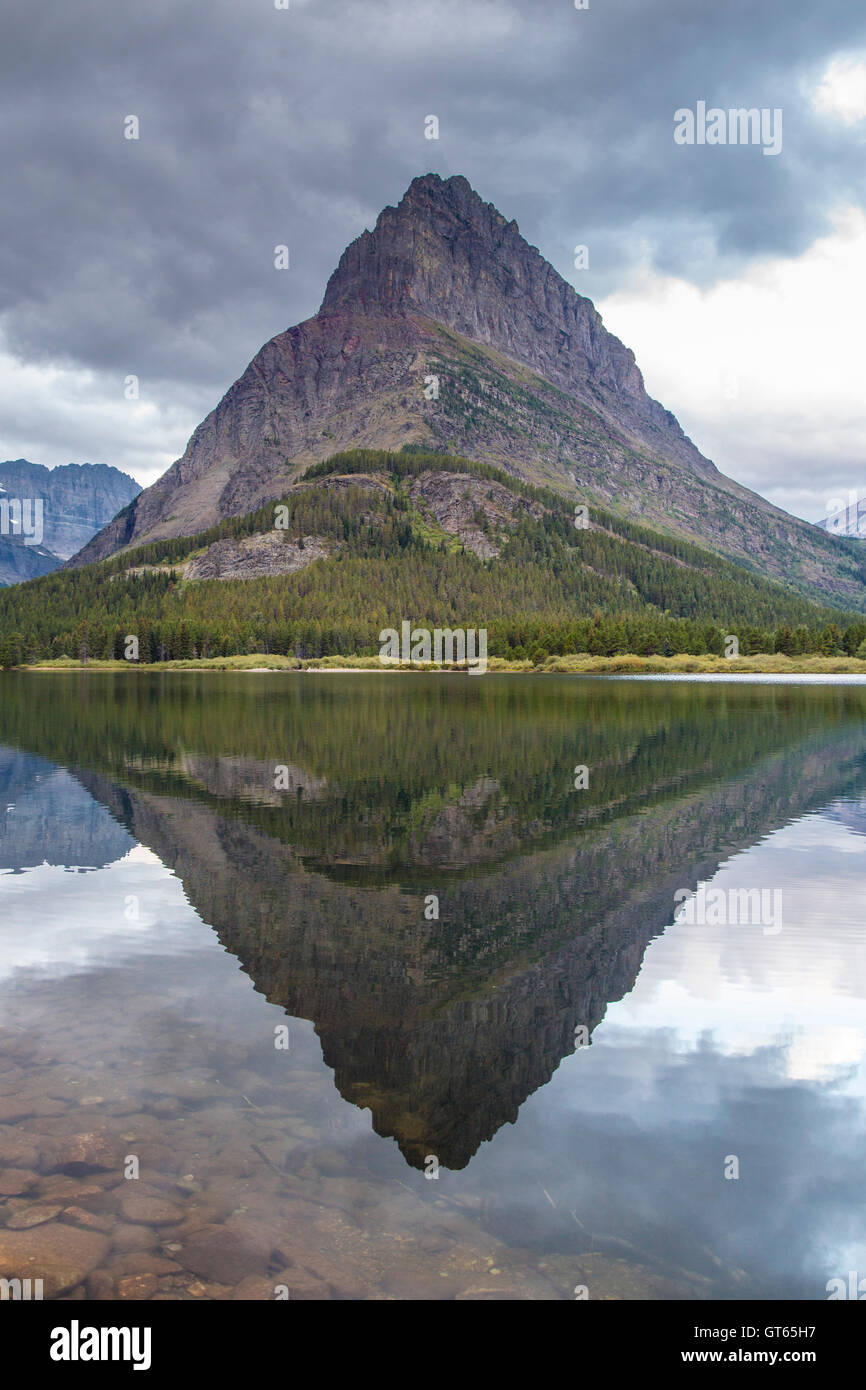 Mount Wilbur spiegelt sich in Swiftcurrent Lake am Grinnell Point in der Region viele Gletscher im Glacier-Nationalpark 24. August 2016 West Glacier, Montana. Stockfoto