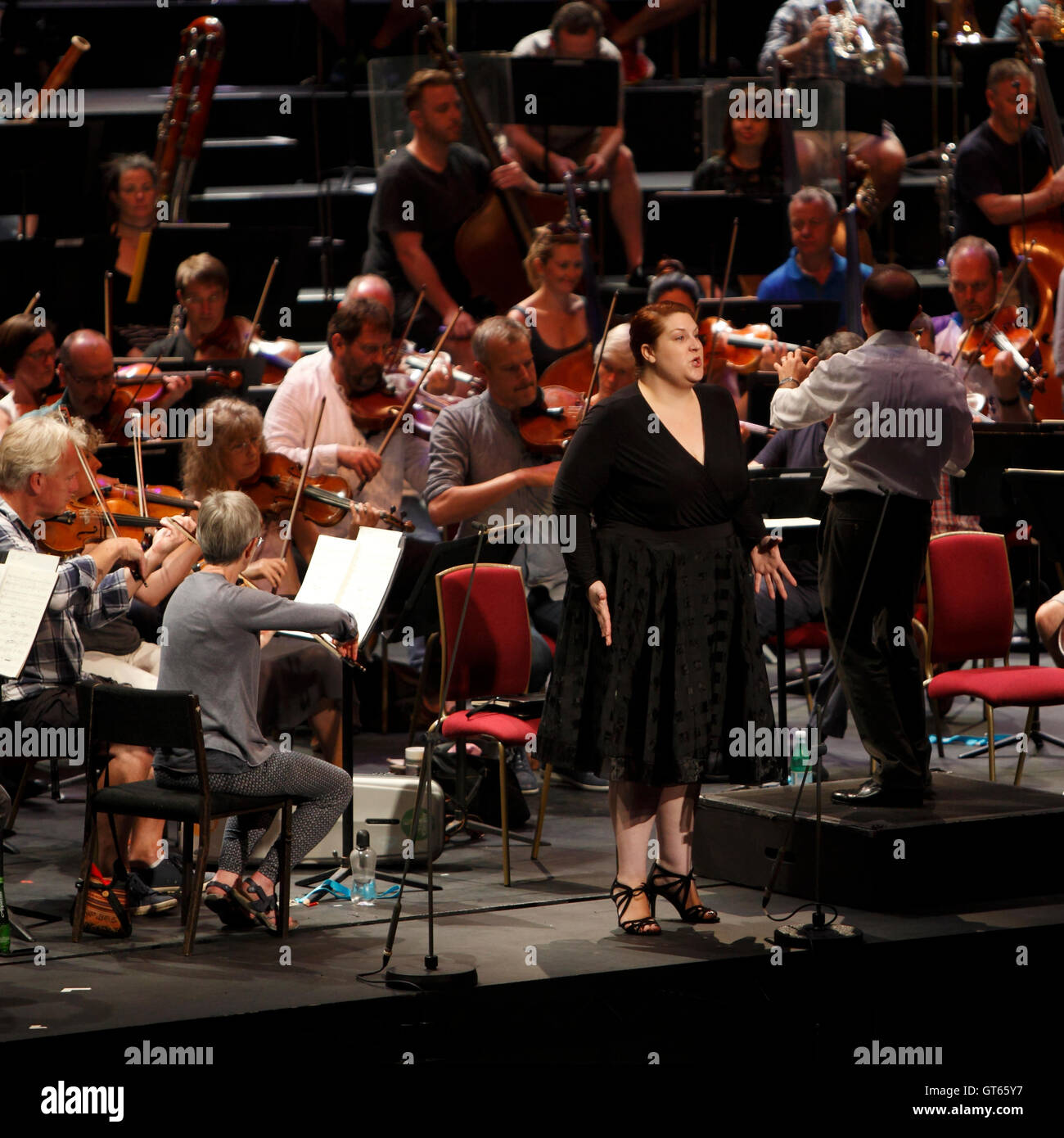 Sängerin-Solistin Proben in der Albert Hall London. Stockfoto