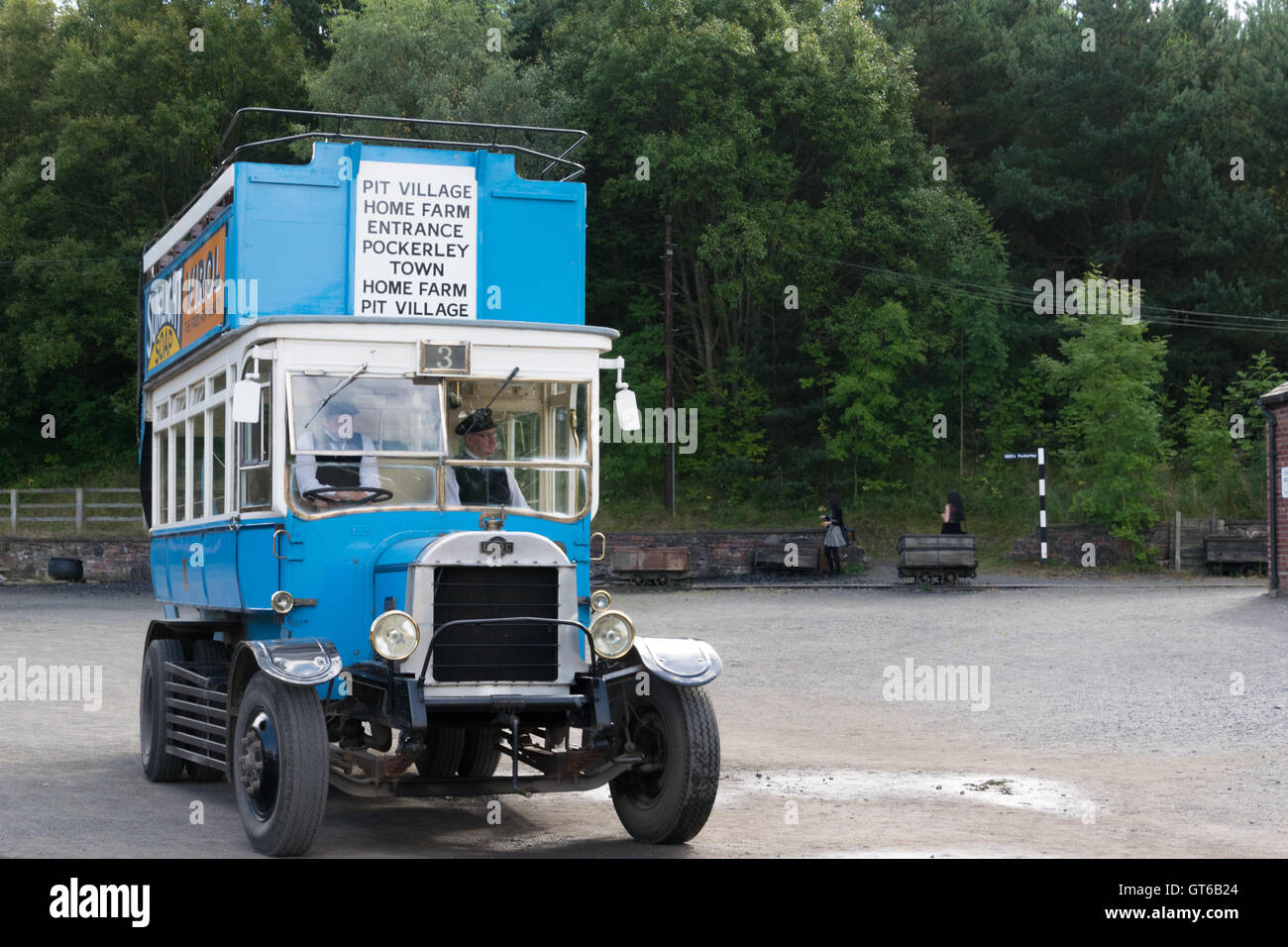 Blaue Bus Beamish Museum Stockfoto