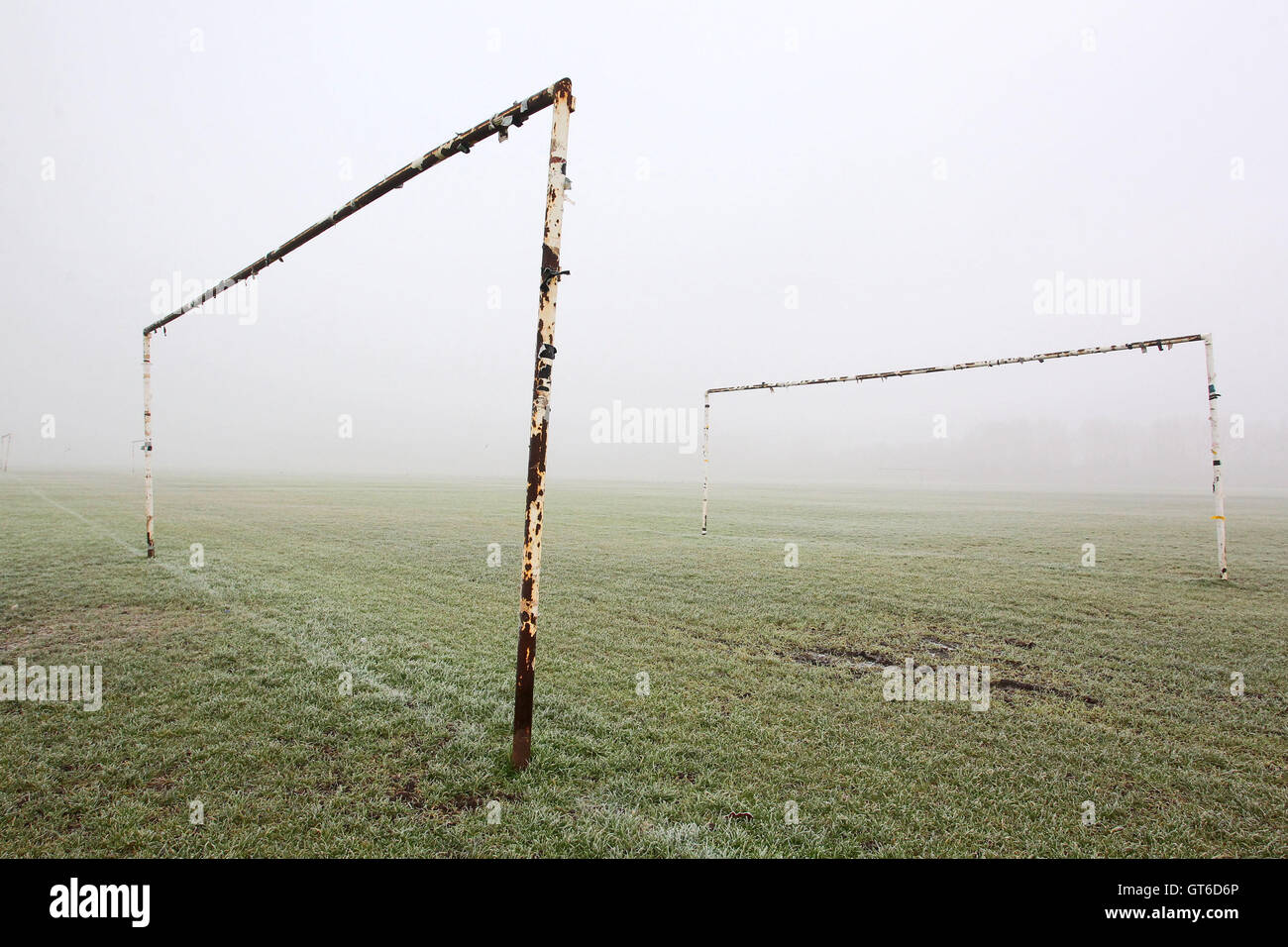 Regen, Frost und Nebel bringen über die Verschiebung des Hackney & Leyton Sonntag Ligaspiele im Süden Marsh, Hackney Sümpfe, London - 01.04.15 Stockfoto