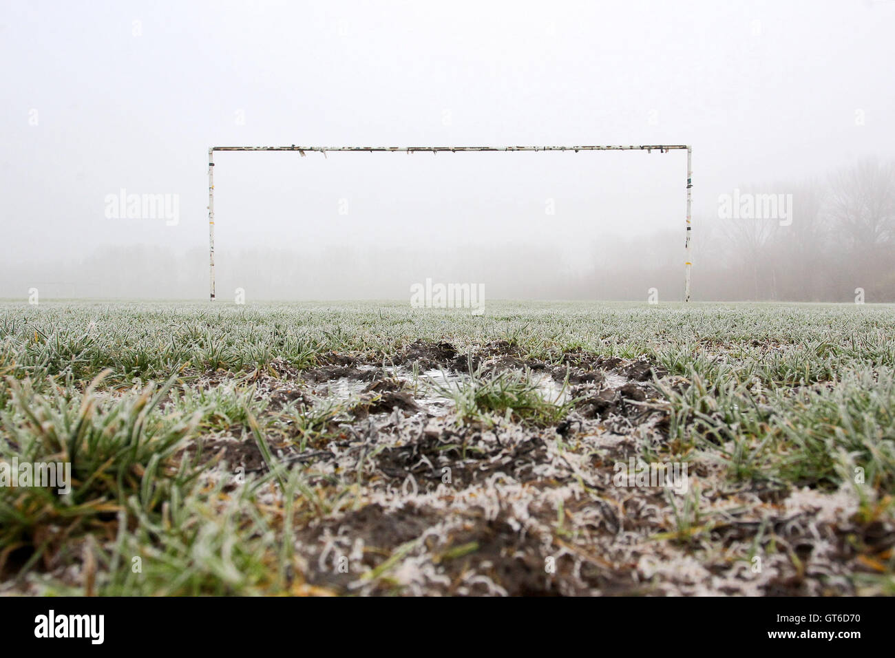 Regen, Frost und Nebel bringen über die Verschiebung des Hackney & Leyton Sonntag Ligaspiele im Süden Marsh, Hackney Sümpfe, London - 01.04.15 Stockfoto