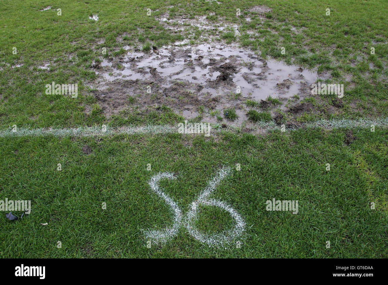 Starkregen bringt über die Verschiebung des Sonntagmorgen Fußballspiele im Süden Marsh, Hackney Sümpfe, London - 11.04.12 Stockfoto