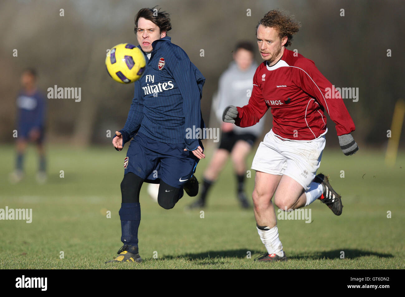 Haggerston Nomaden (braunen Hemden) Vs Kapelle Old Boys (blaue Hemden) - Hackney & Leyton Liga im Süden Marsh, Hackney Sümpfe - 01.09.11 Stockfoto