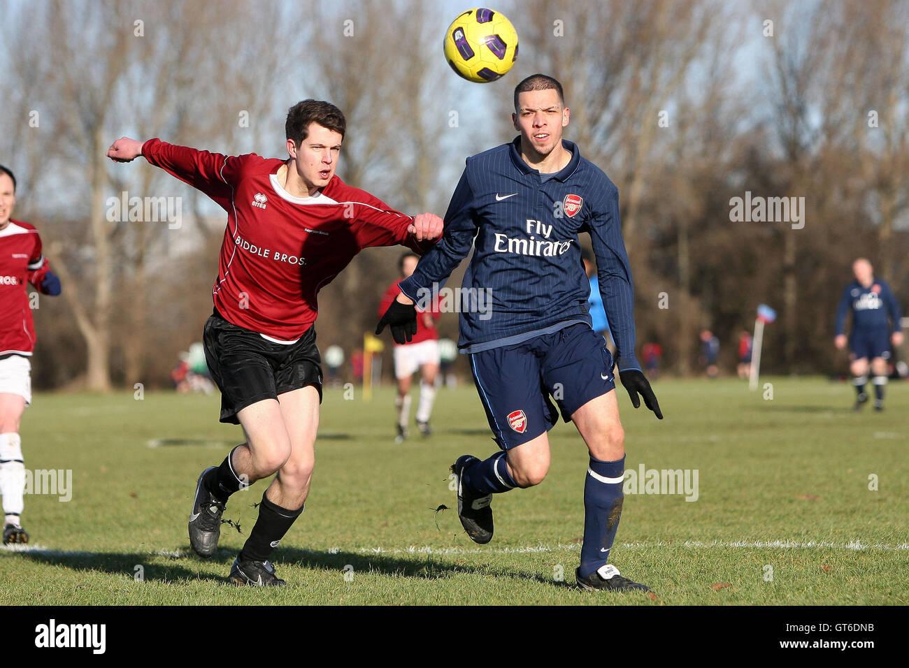 Haggerston Nomaden (braunen Hemden) Vs Kapelle Old Boys (blaue Hemden) - Hackney & Leyton Liga im Süden Marsh, Hackney Sümpfe - 01.09.11 Stockfoto