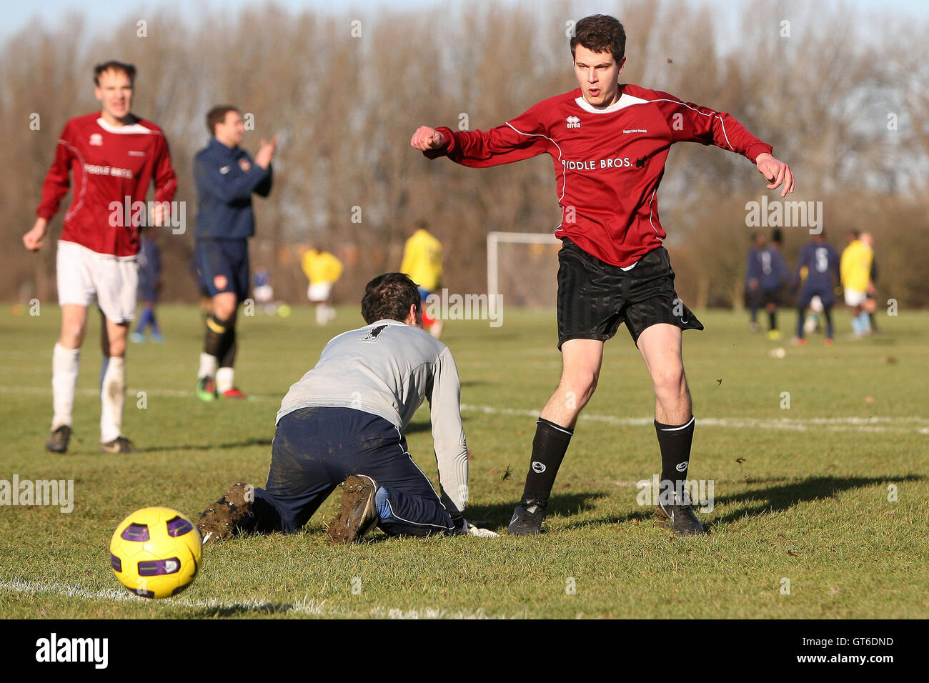 Haggerston Nomaden (braunen Hemden) Vs Kapelle Old Boys (blaue Hemden) - Hackney & Leyton Liga im Süden Marsh, Hackney Sümpfe - 01.09.11 Stockfoto