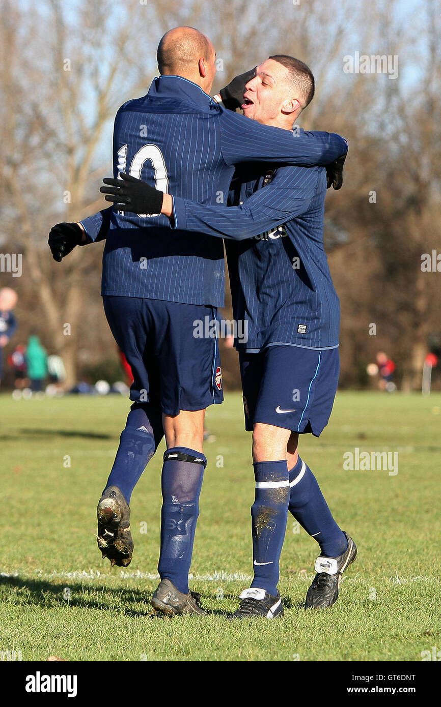 Kapelle Old Boys ihren fünften Tor und feiern - Haggerston Nomaden (braunen Hemden) Vs Kapelle Old Boys (blaue Hemden) - Hackney & Leyton Liga im Süden Marsh, Hackney Sümpfe - 01.09.11 Stockfoto