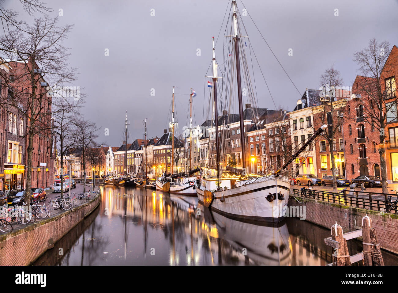 Segelschiff auf Kanal in Groningen, Niederlande Stockfoto